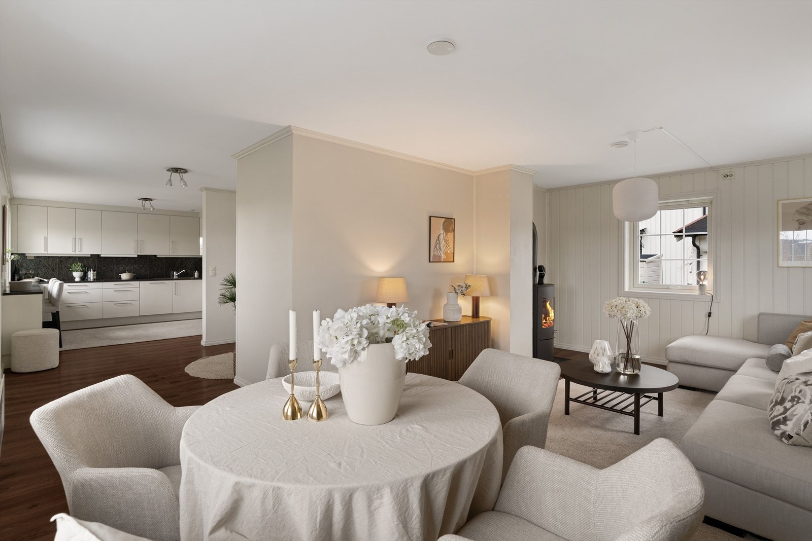 Den delvis åpne løsningen mot kjøkkenet gir en sosial og funksjonell sone, og samlet utgjør oppholdsrommet hele 43 kvm. Galleribilde