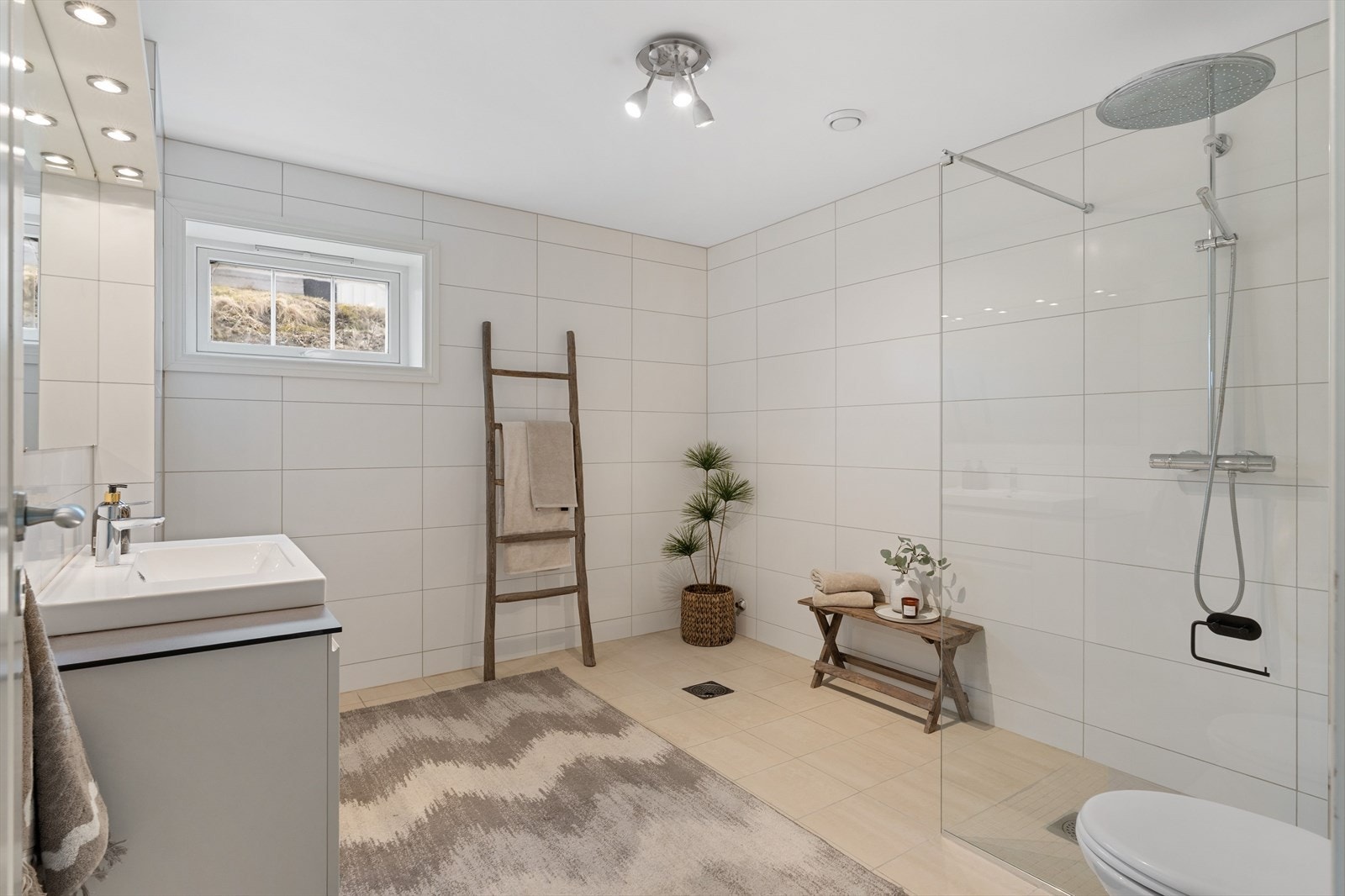 Baderommet er innredet med servant med underskap, dusjhjørne og vegghengt toalett. Galleribilde