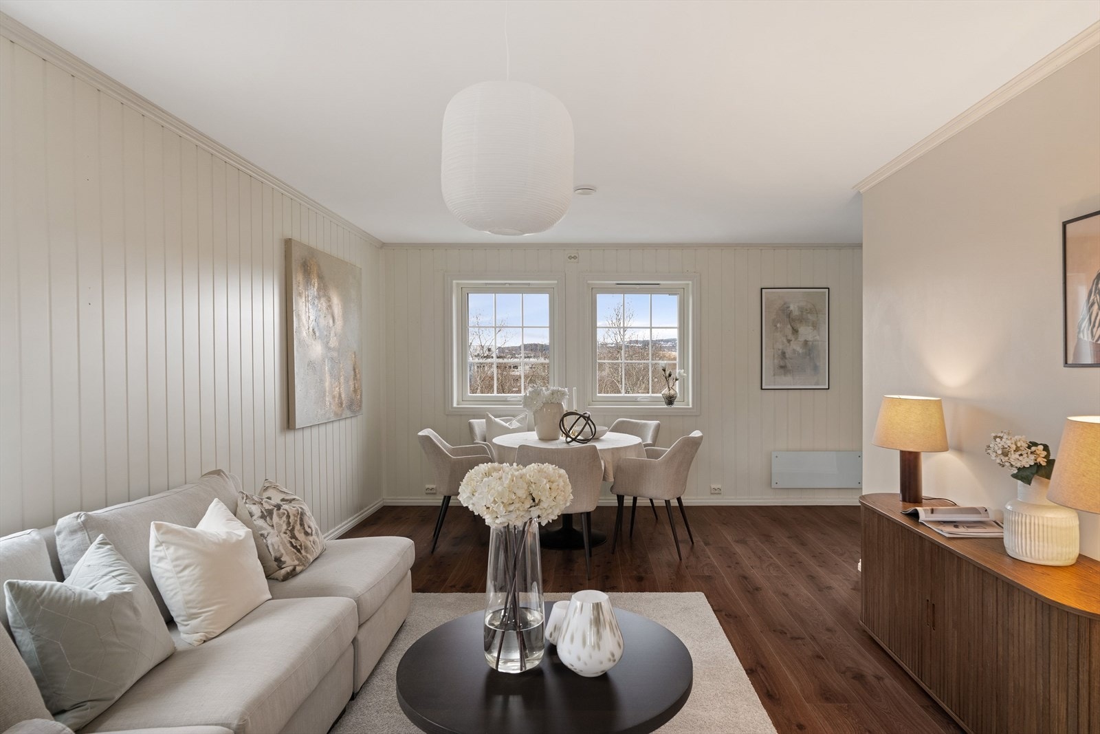 Duse og tidsriktige fargetoner gir et harmonisk uttrykk og gjør det enkelt og tilføye ønsket møblement. Galleribilde