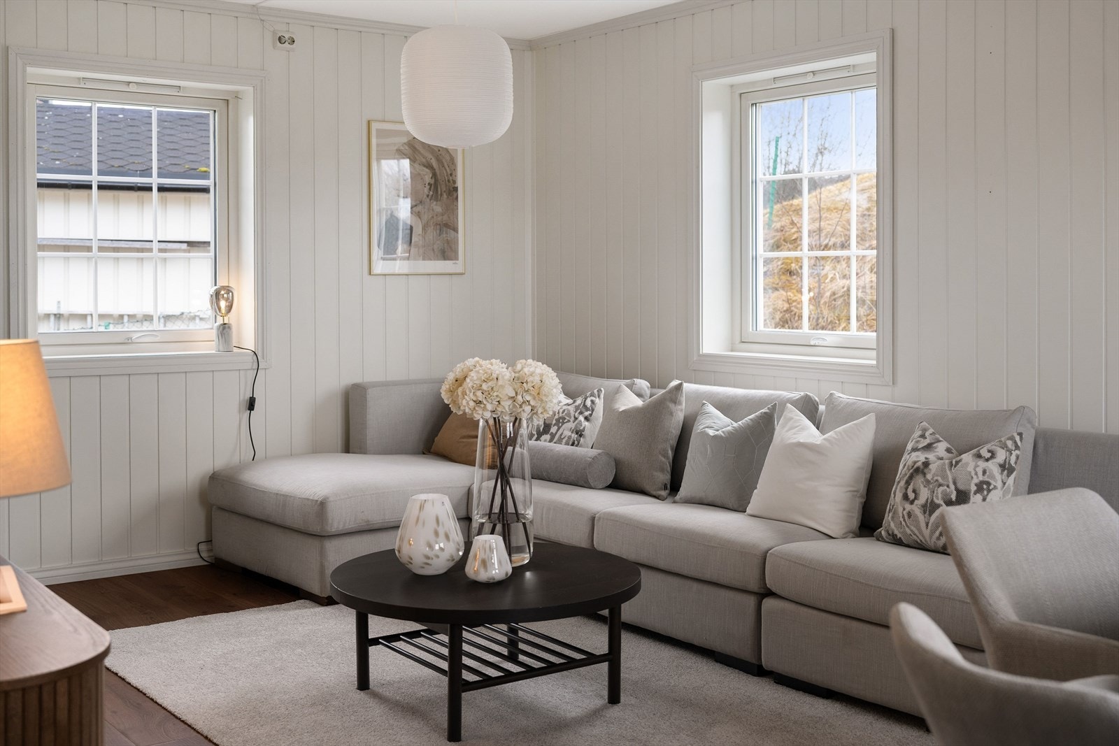 Stuen får godt med naturlig lysinnslipp som bidrar til en god romfølelse. Galleribilde