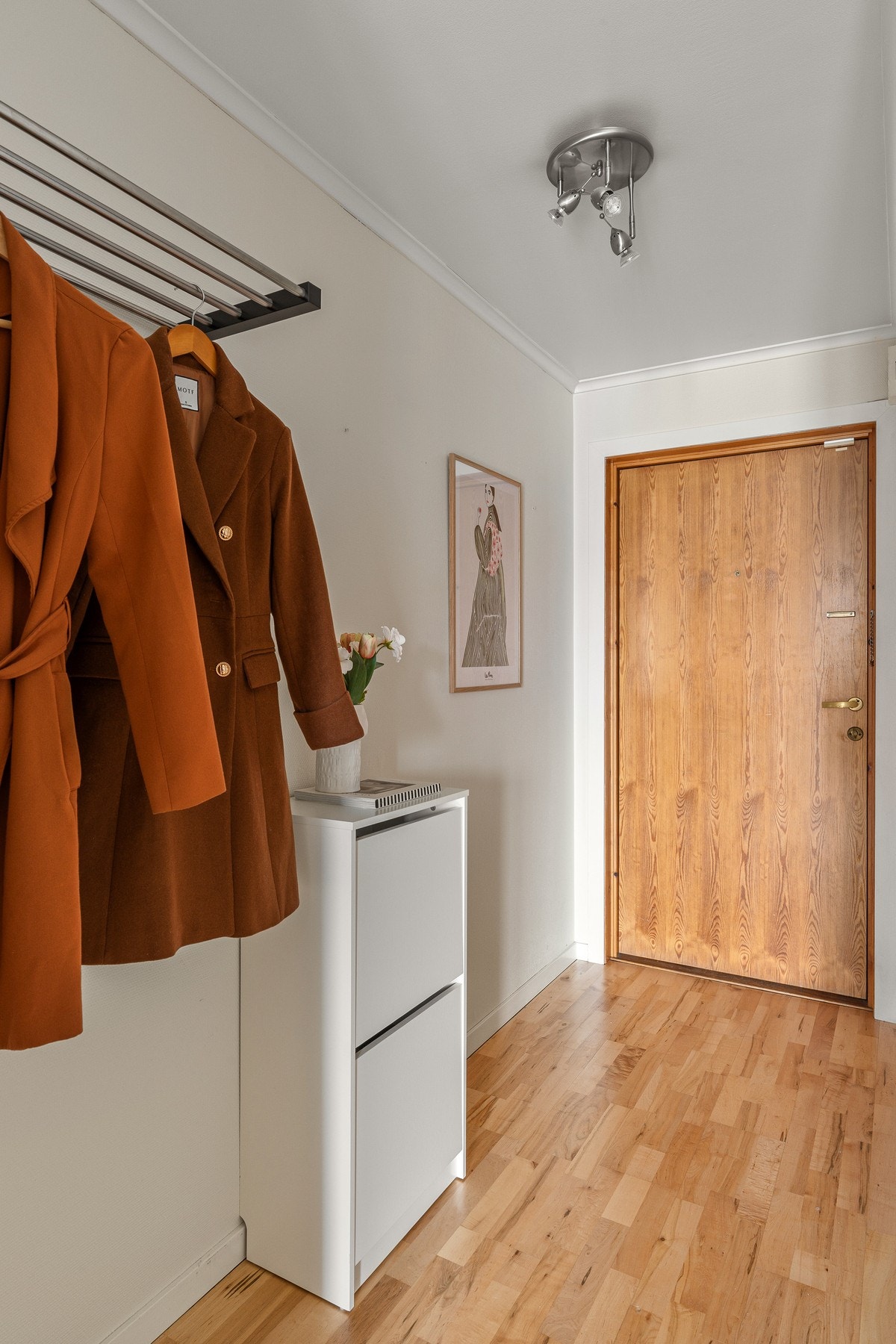 Vel inne i leilighetens entrè har man en praktisk gang med god plass til oppheng av yttertøy og sko. Galleribilde