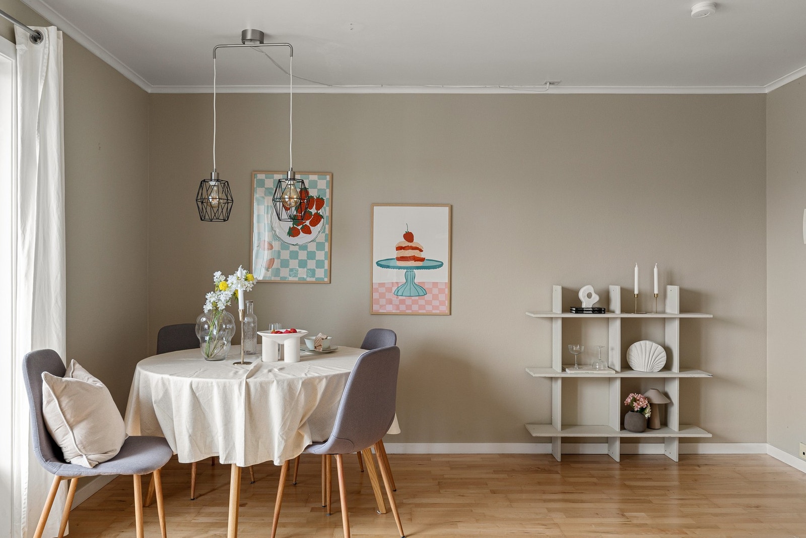 I stuen har man gode møbleringsmuligheter, med god plass til sofagruppe og spisebord for å samle venner og familie. Galleribilde