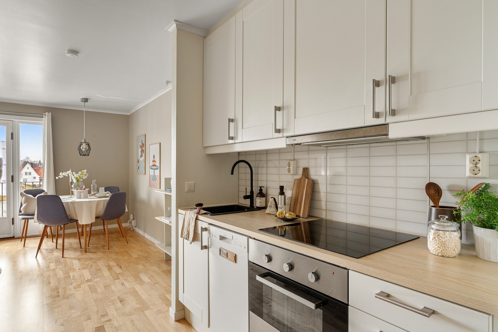 Kjøkkenet ble oppgradert i 2026 med ny benkeplate, oppvaskkum og blandebatteri. Galleribilde