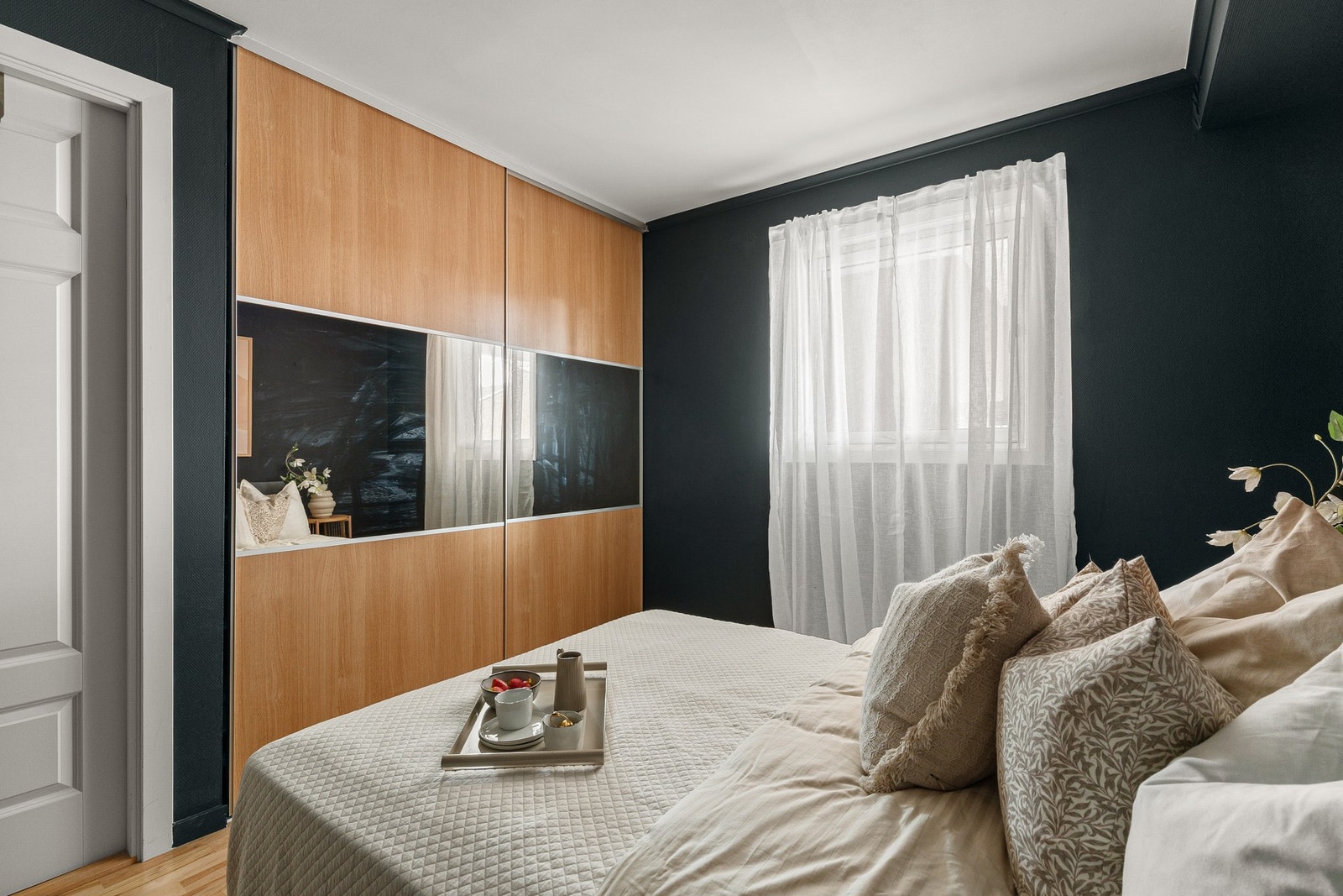 Her er det god plass til dobbelt seng, nattbord og garderobeskap. Galleribilde