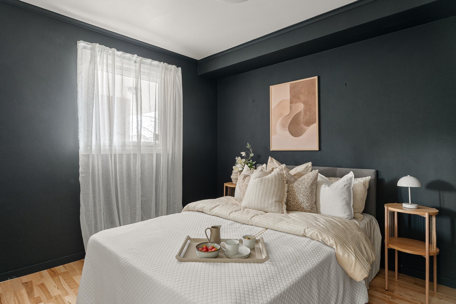 Soverommet ligger i tilknytning med gangen og er malt i en mørk blå farge. Galleribilde