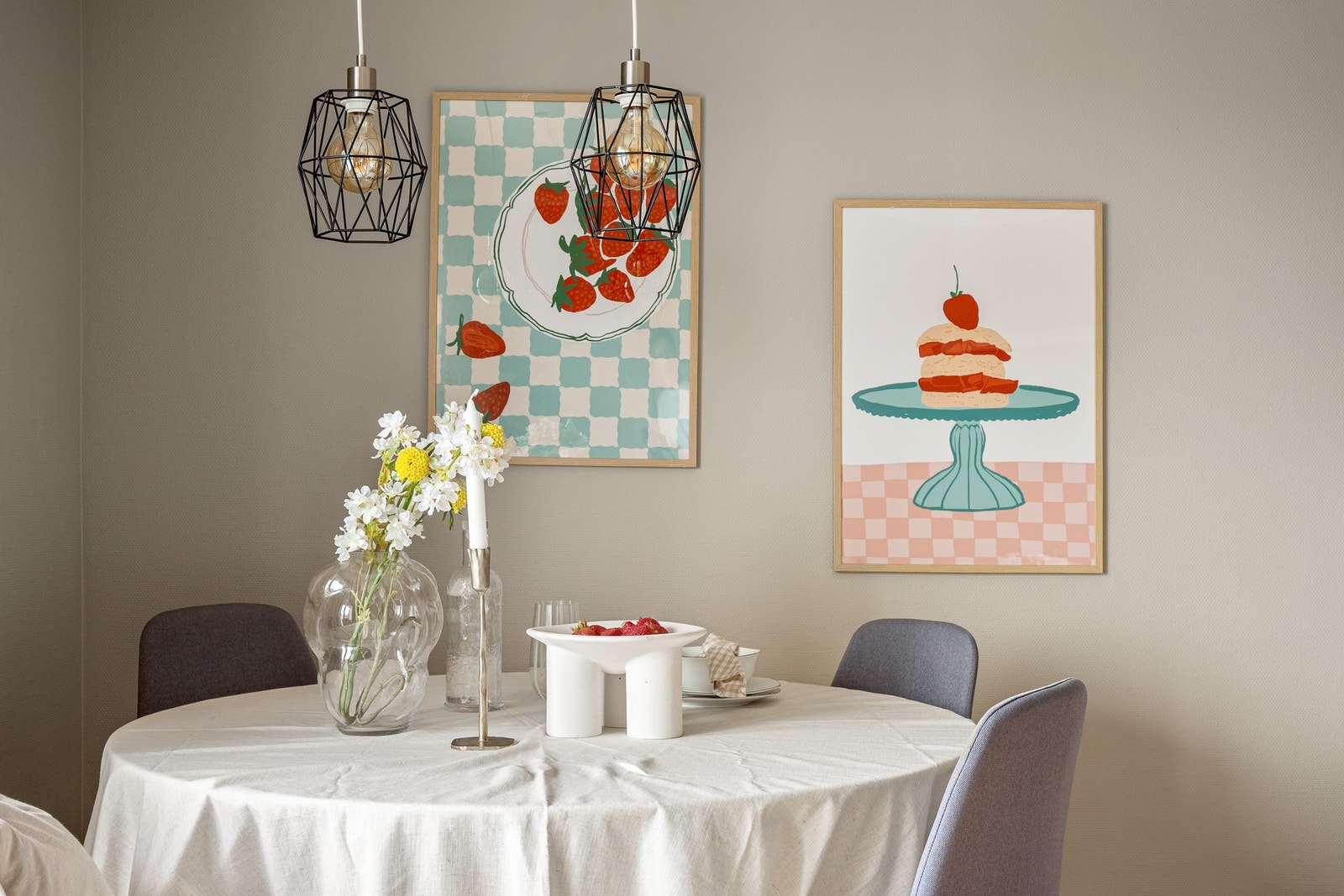 Leiligheten har en romslig stue malt i tidsriktige farger. Galleribilde