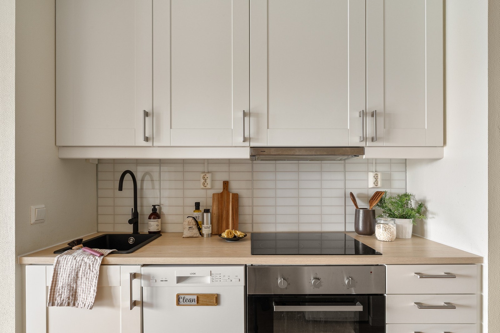 Bak kjøkkenbenken har man en praktisk back-splash, videre har man praktiske skap og skuffer med plass til oppbevaring. Galleribilde