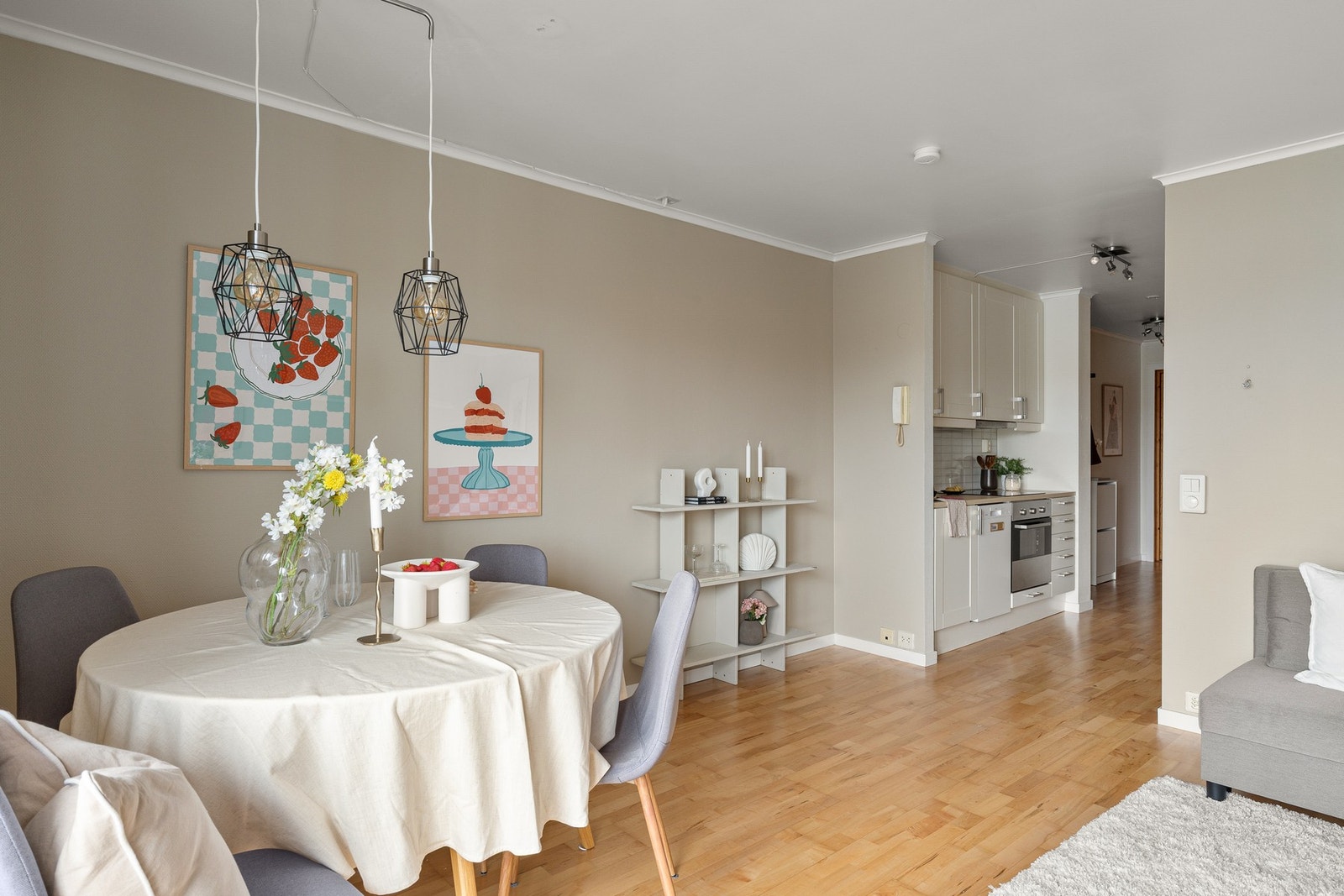 Fra stuen har man adkomst til leilighetens kjøkken. Galleribilde