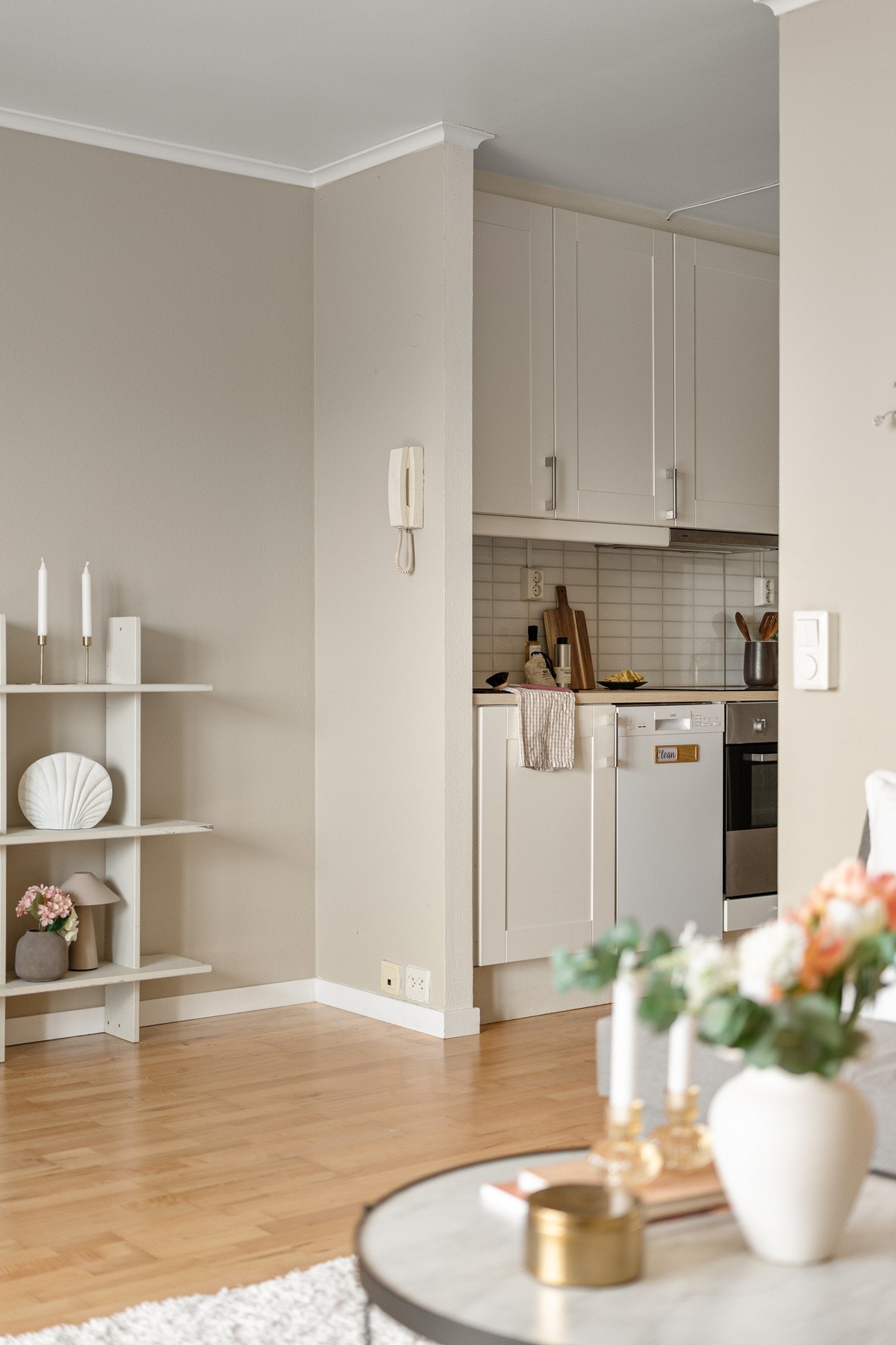 Kjøkkenet har hvite, slette fronter med integrerte hvitevarer. Galleribilde