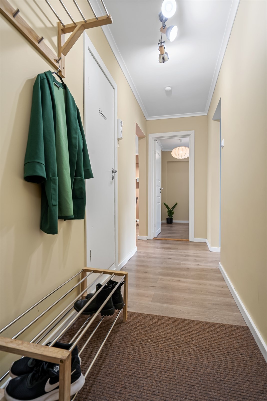 Du ønskes velkommen inn i en innbydende entré med god plass til å henge fra seg yttertøy Galleribilde