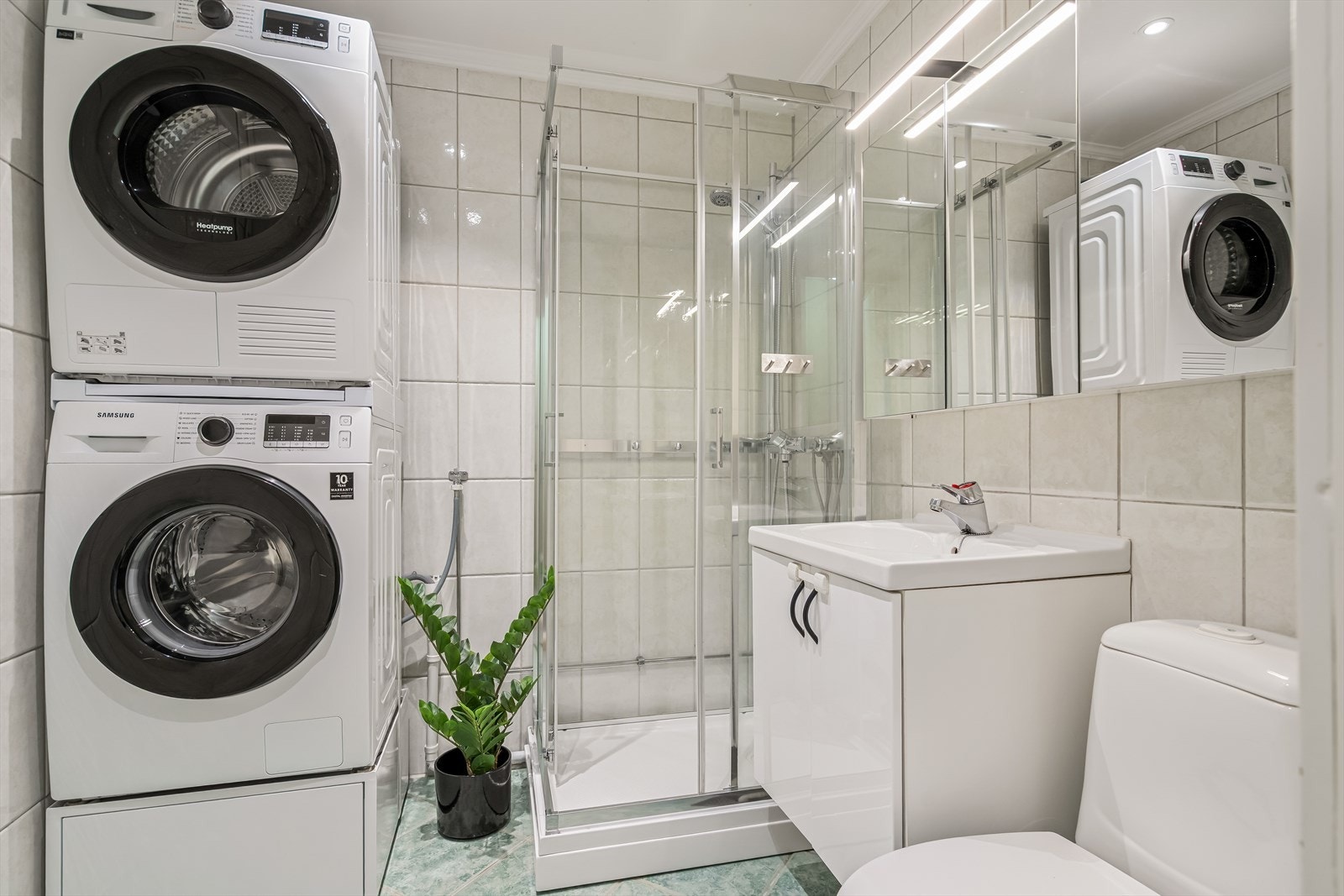 Badet er utført med flislagte overflater og har oppvarming med elektriske varmekabler Galleribilde