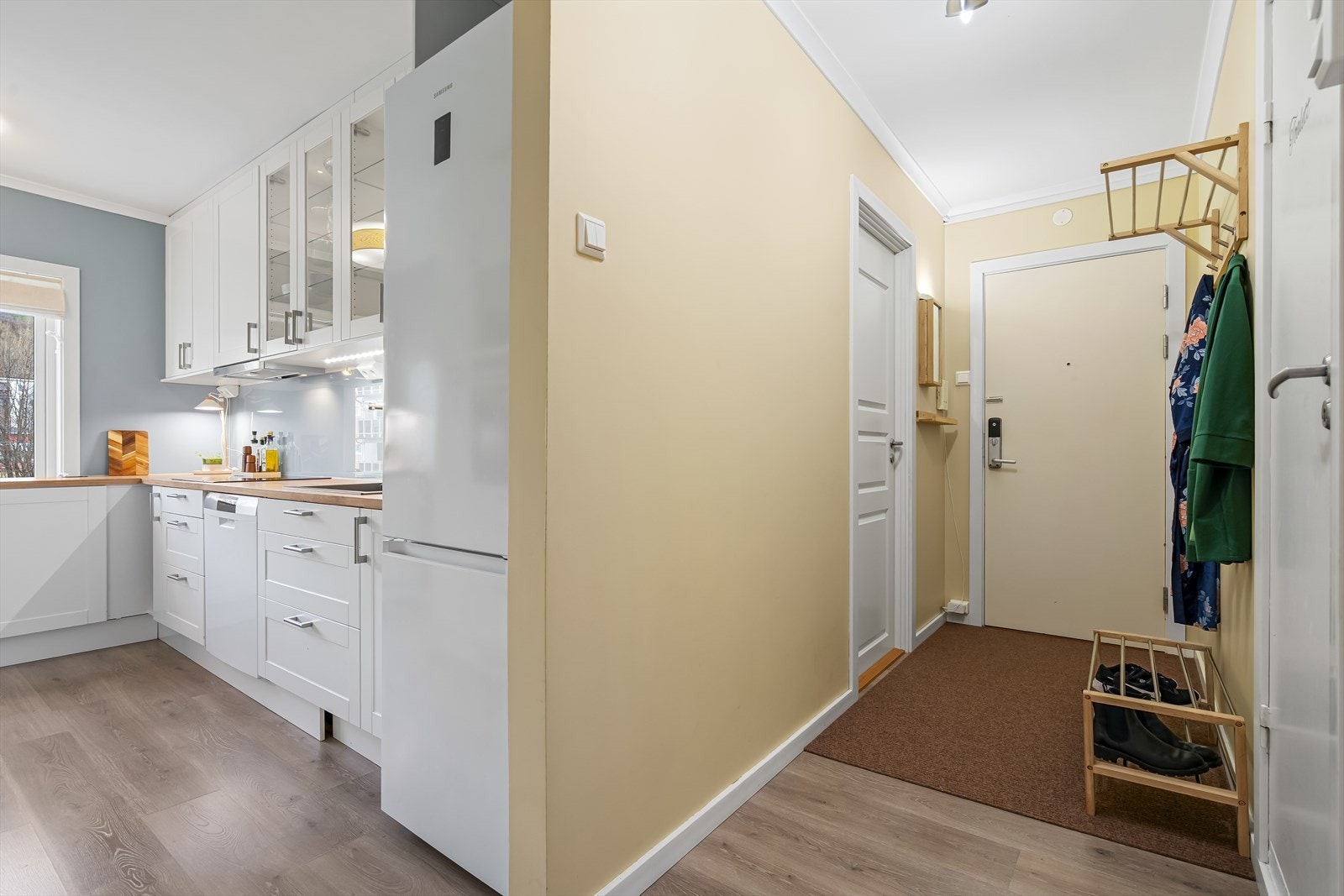 Herfra har du videre tilgang til alle innvendige rom - bad, to soverom, kjøkken og stue Galleribilde