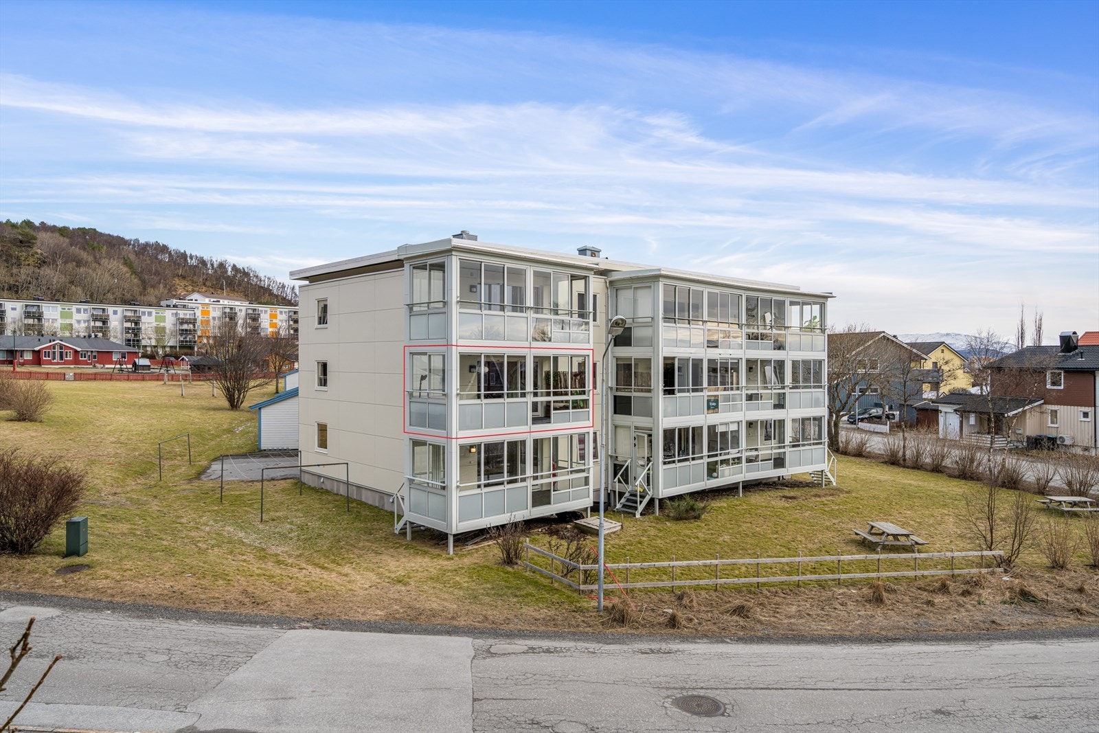Leiligheten ligger fint plassert i 2. etasje med utgang fra stuen til innglasset balkong vendt mot vest, noe som gir gode solforhold og frisikt. Galleribilde