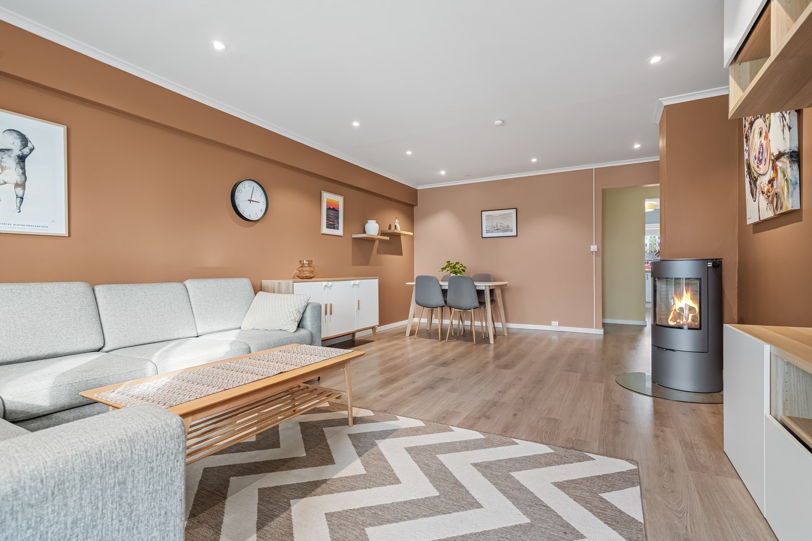 Innvendige overflater (foruten bad) ble oppgradert i 2021 - Det ble bl.a. skiftet gulv, tak ble malt og på vegger ble det lagt veggfornyer. Galleribilde