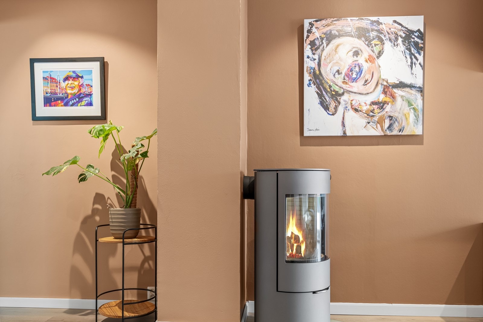 Peisen ble skiftet i 2021 og gir rask oppvarming på kjølige vinterdager Galleribilde