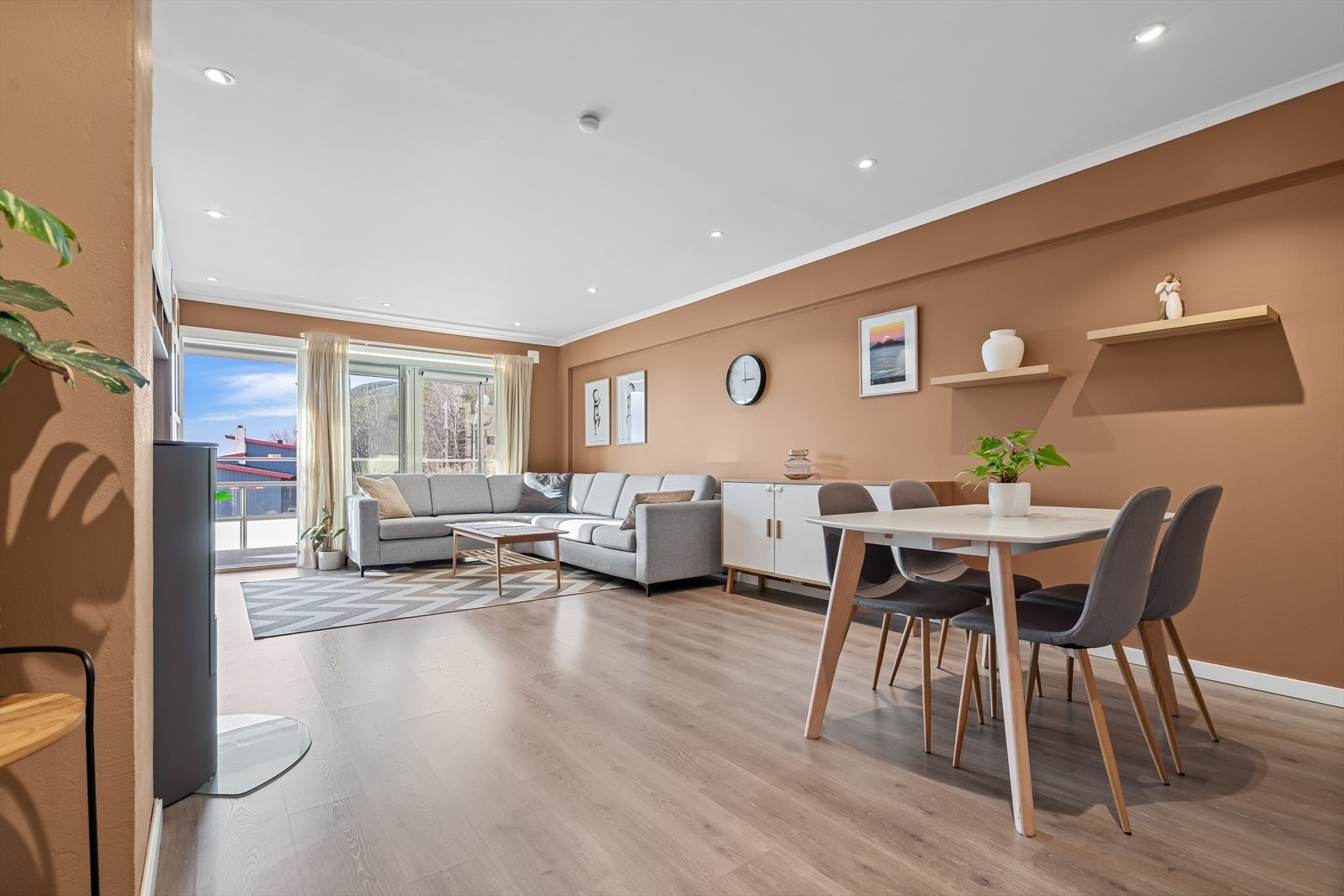 Stuen har en møbleringsvennlig utforming som gir plass til både sofakrok og spisegruppe Galleribilde