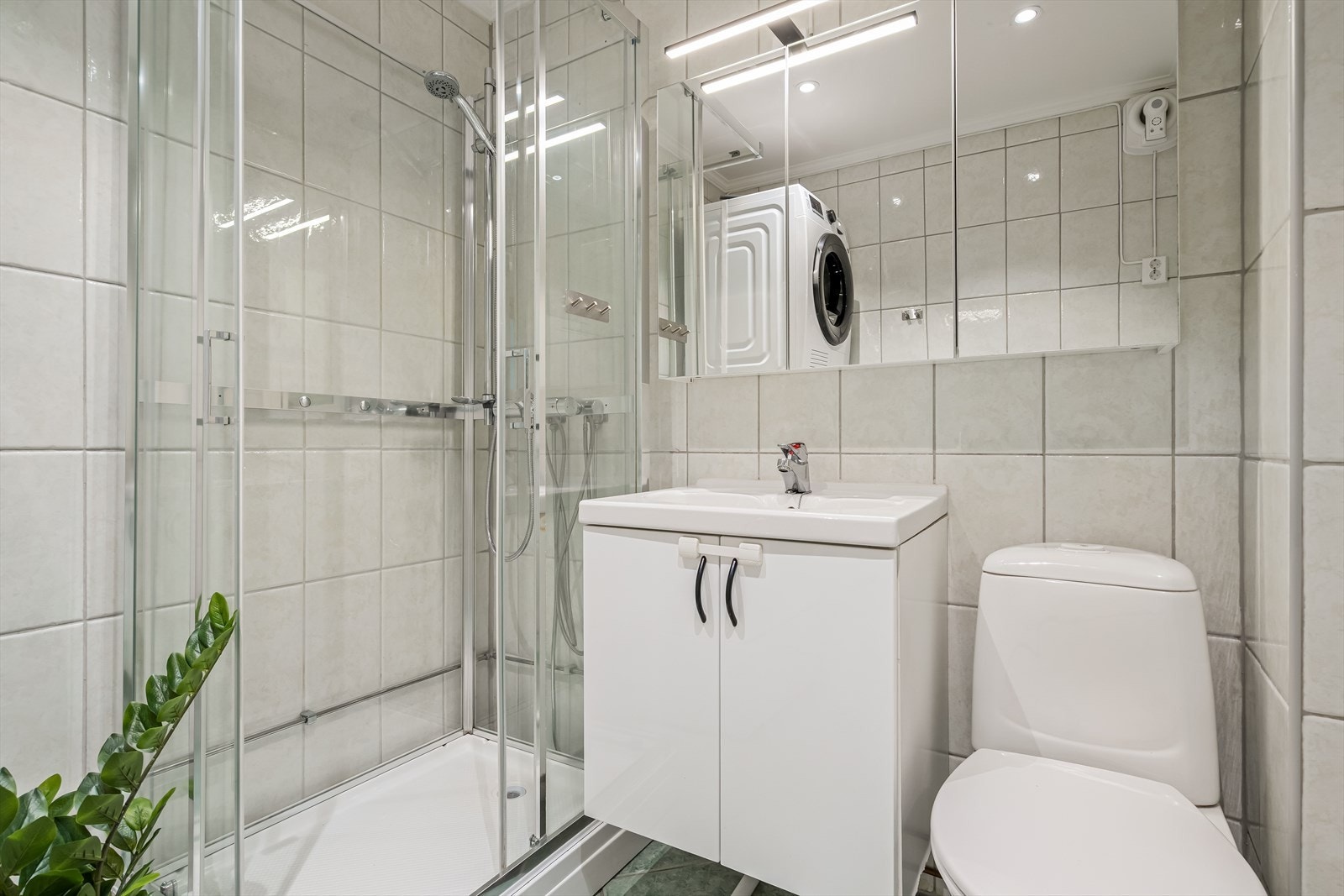 Rommet er utstyrt med toalett, dusjkabinett, baderomsinnredning (speilskap fra 2024) og opplegg for vaskemaskin/tørketrommel Galleribilde