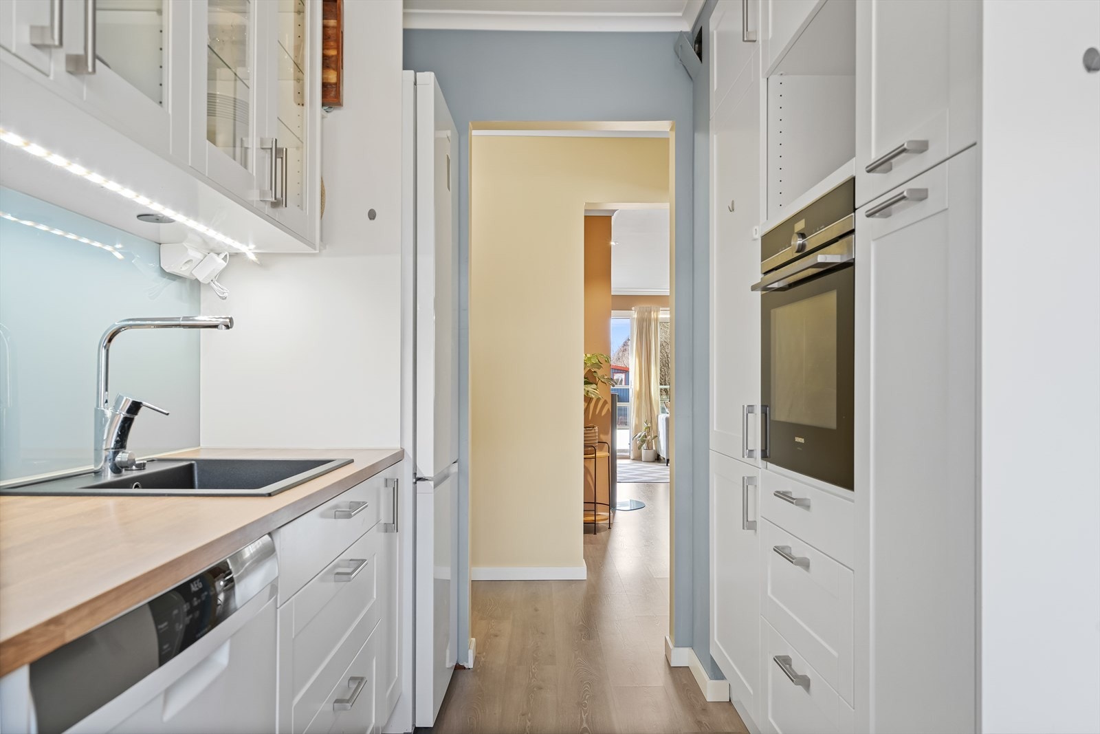 Kjøkken har adkomst fra gangen, men ligger samtidig i nærheten av stuen Galleribilde