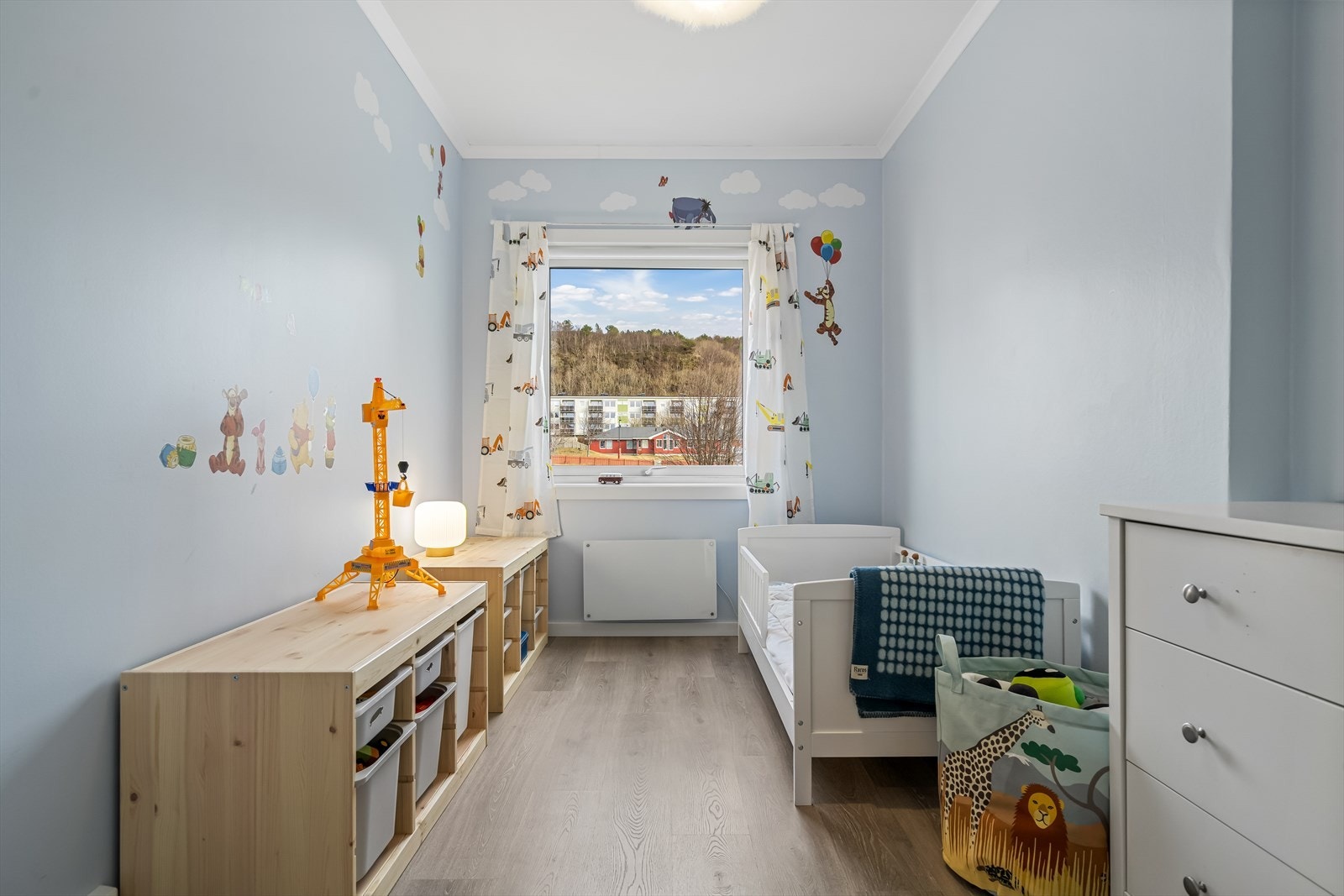 Soverom II - Det andre soverommet er malt i en lys blåtone og passer utmerket som enten barnerom eller gjesterom Galleribilde