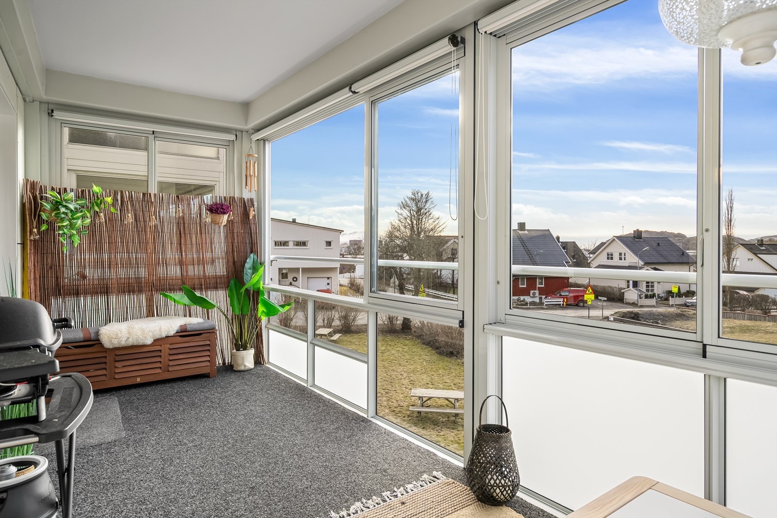 Den innglassede balkongen er på hele 15 m² og vender mot vest, noe som gir svært gode solforhold, samt frisikt over nærområdet Galleribilde