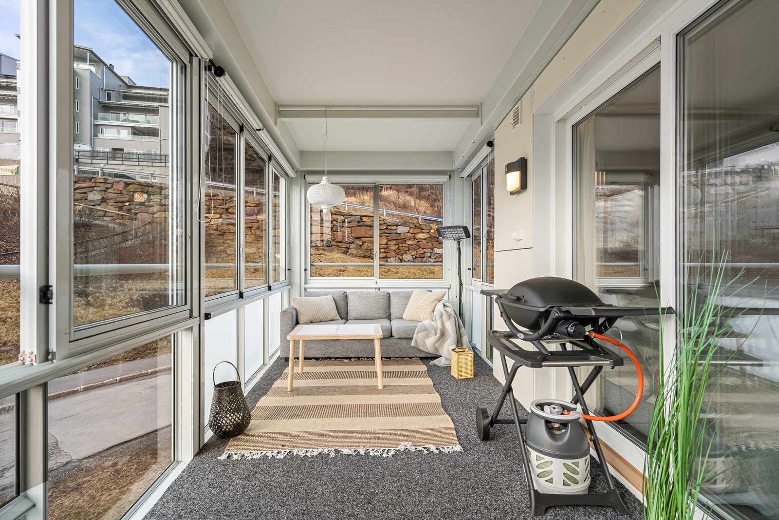 Det er god plass til utemøblement og balkongen oppleves som en forlengelse av stuen store deler av sommerhalvåret - Det er etablert utelys og stikkontakt Galleribilde