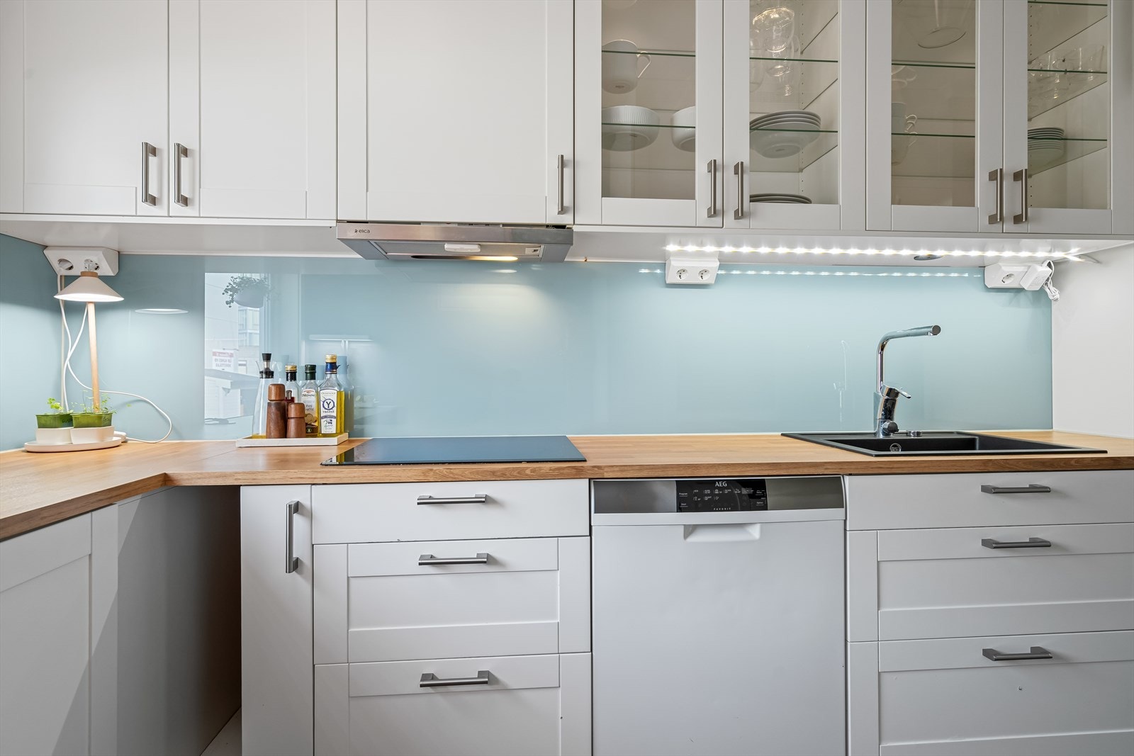 Det er montert belysning under overskapene og flere praktisk plasserte stikkontakter - Av tekniske løsninger finner du kjøkkenventilator m/kullfilter, komfyrvakt, VVB i benk og WaterGuard Galleribilde