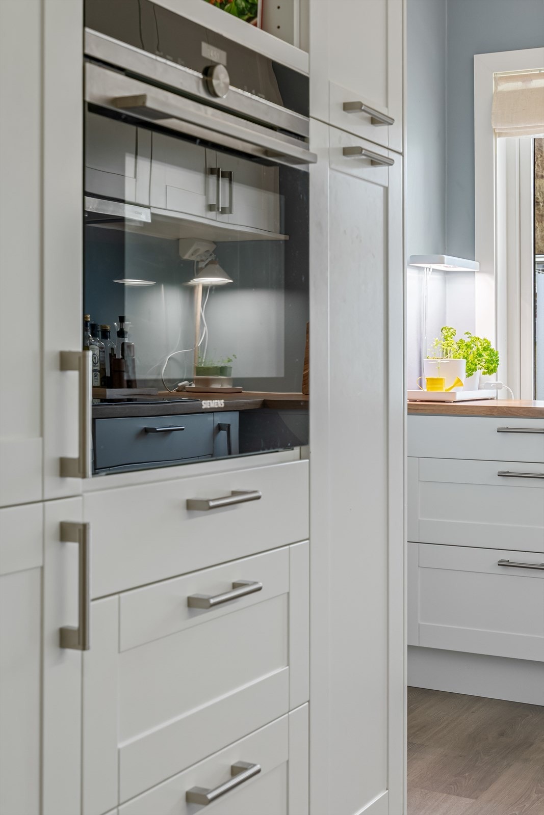 Hvitevarene medfølger og består av stekeovn, koketopp, oppvaskmaskin og kombiskap kjøl/frys - Alle hvitevarer er integrert, foruten oppvaskmaskin Galleribilde