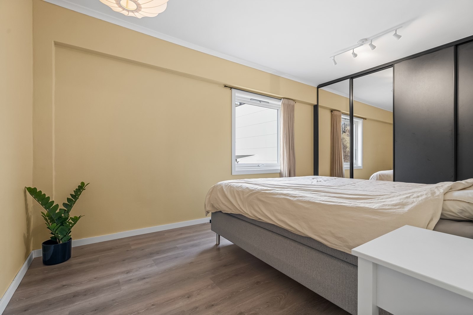 Soverom I - Hovedsoverommet byr på god plass til dobbeltseng med tilhørende nattbord Galleribilde