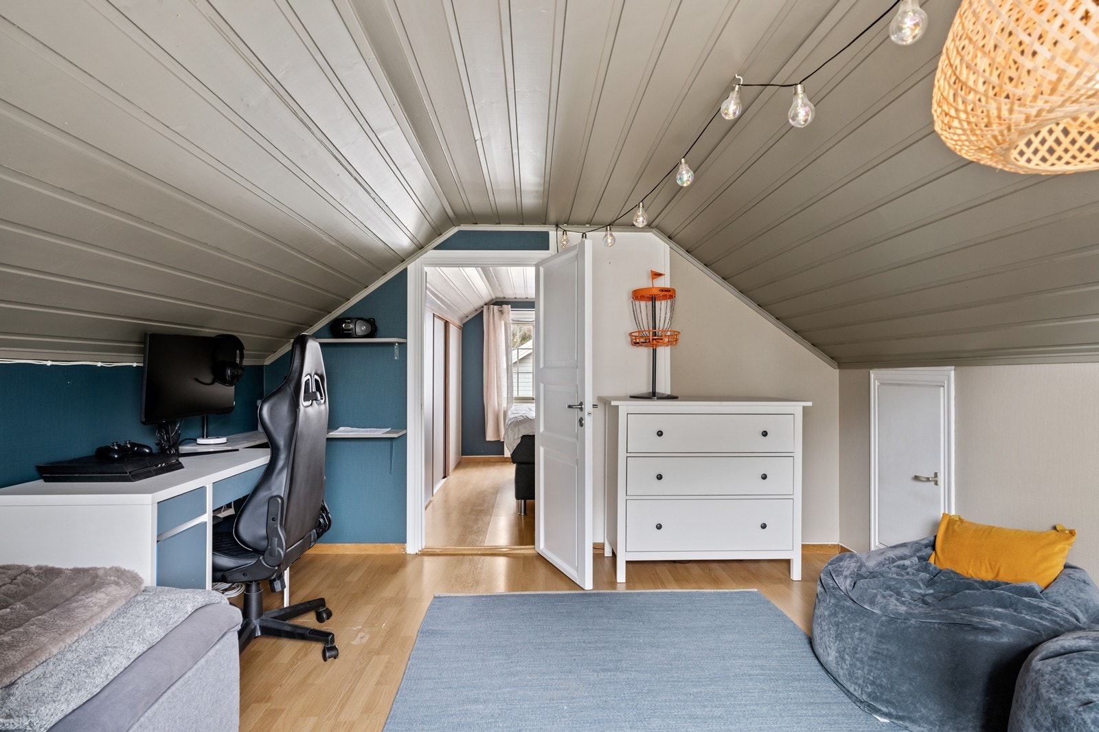 Det er under 2 meter i takhøyde, men på byggetegningene er det godkjent med ett soverom. Ved en bruksendring av innredet rom i dag vil det være krav til minumum 2 meter takhøyde Galleribilde