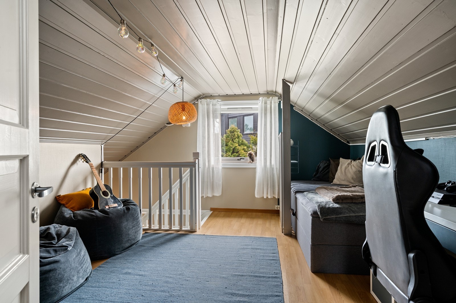 Velkommen opp i 2. etasje. Her har man et innredet rom, toalettrom og ett soverom Galleribilde