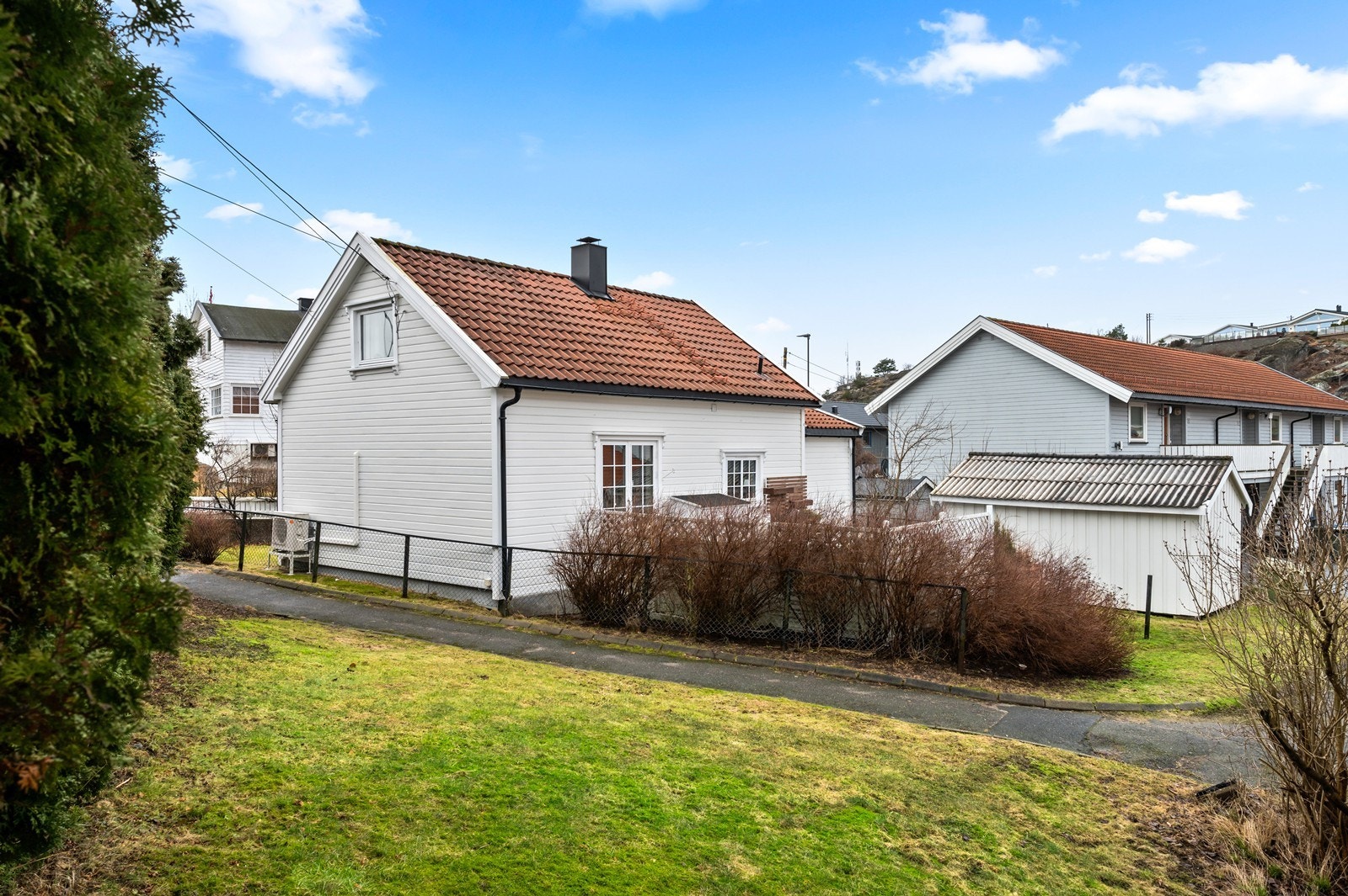 Eiendommen ligger meget sentralt på Gressvik. Herifra har man gangavstand til nye Gressvik Torg, matbutikker, treningssenter, byferje mm. Galleribilde