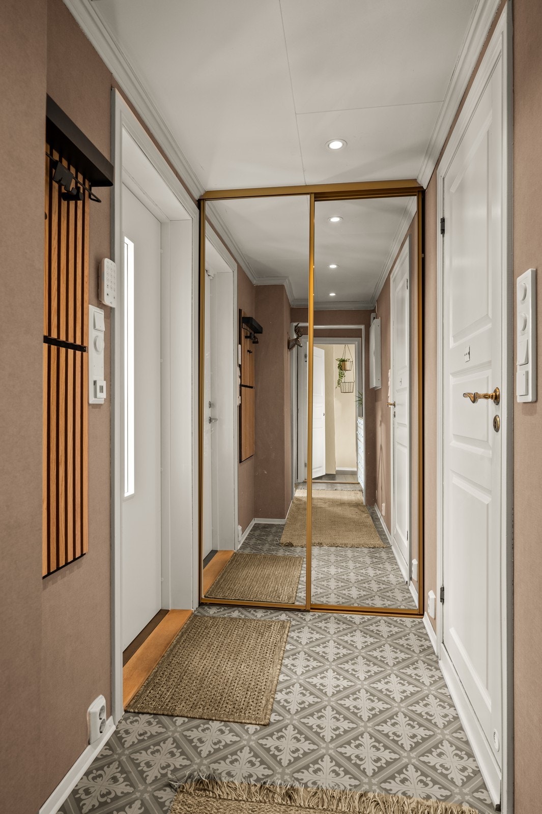 Det er en delikat gang hvor det er moderne fargevalg og en praktisk skyvedørgarderobe Galleribilde