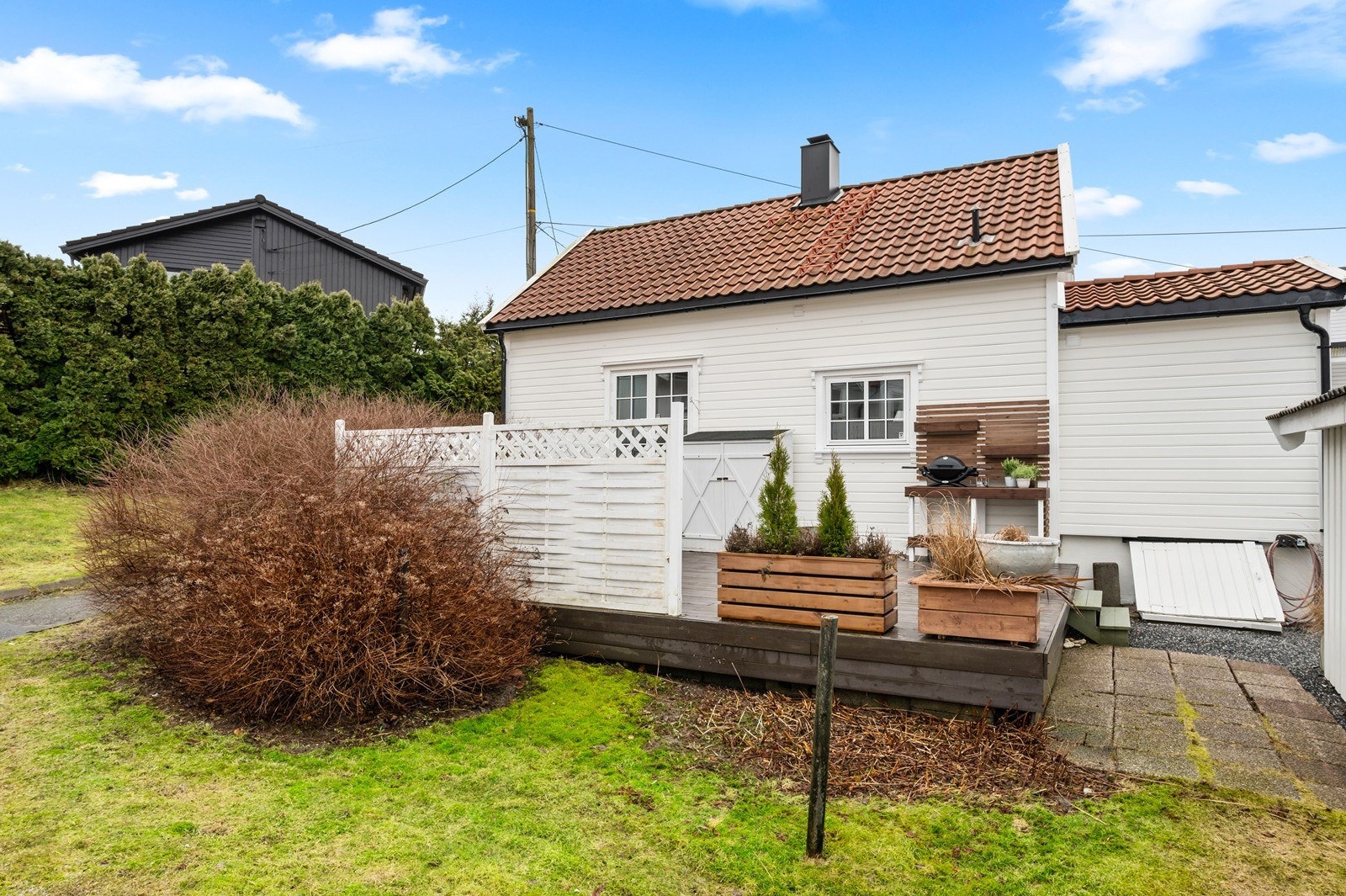 Eiendommen har en opparbeidet tomt med gressplen, gruset gårdsplass og en stor markterrasse på 33 m². Galleribilde