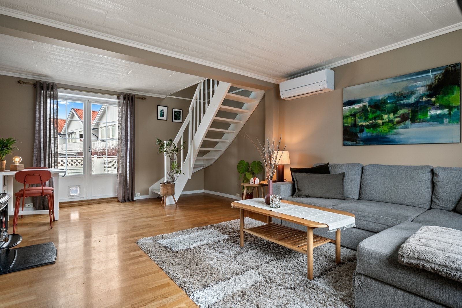 En luft-til-luft varmepumpe fra 2022 sørger for effektiv oppvarming Galleribilde