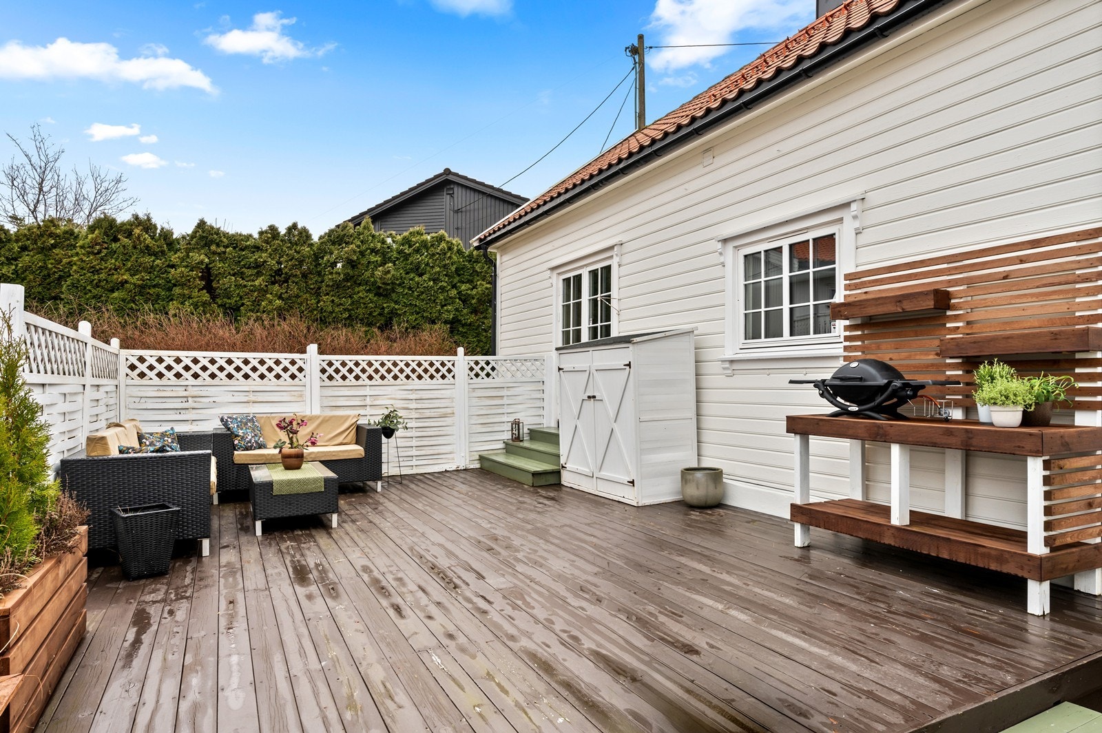 En stor, fin markterrasse som ligger på baksiden av boligen. Her sitter man usjenert Galleribilde