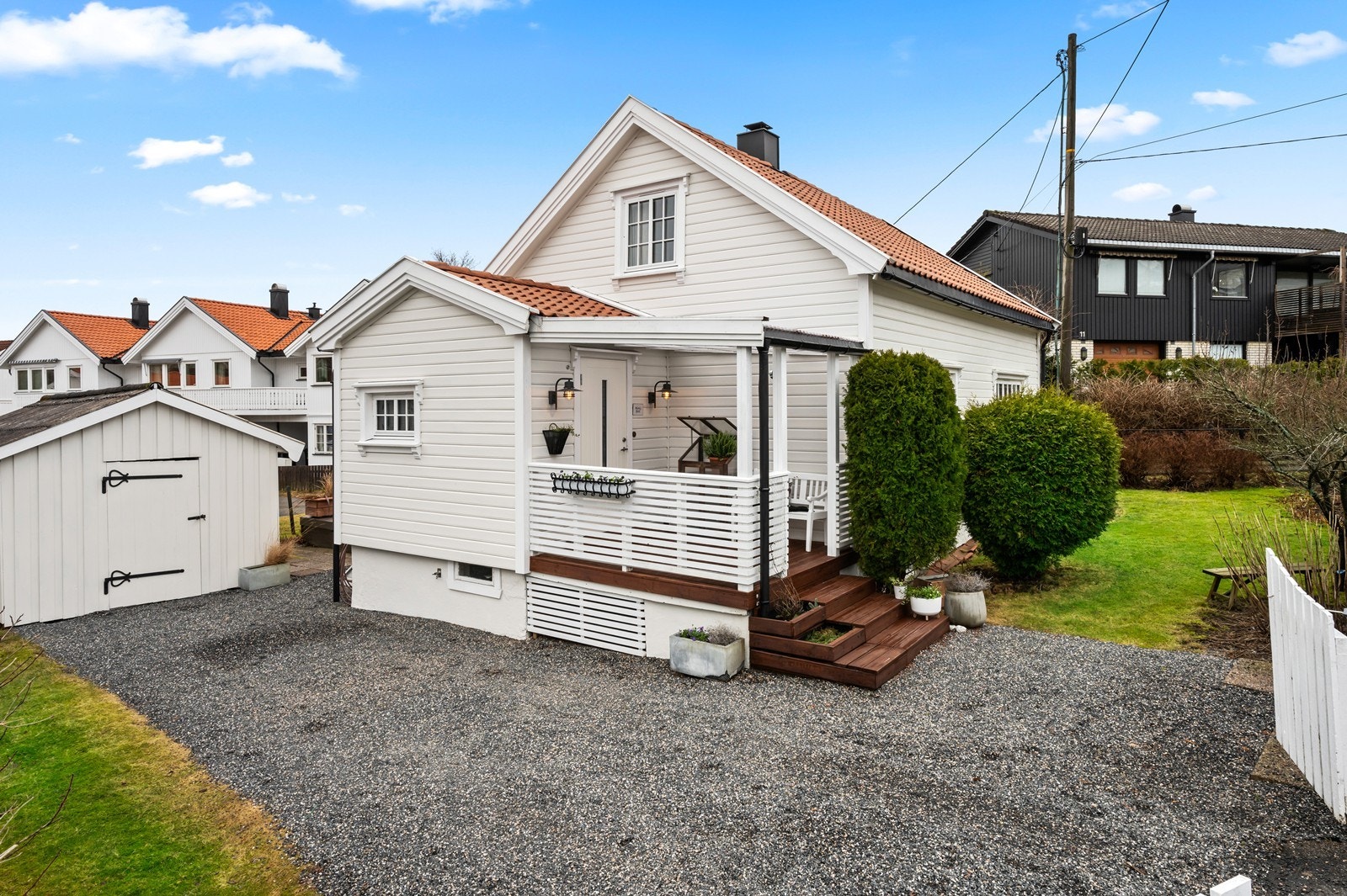 En sjarmerende enebolig fra 1875 med tilbygd del fra 1988. Fasaden er nylig malt og ytterdøren ble skiftet i 2022 Galleribilde