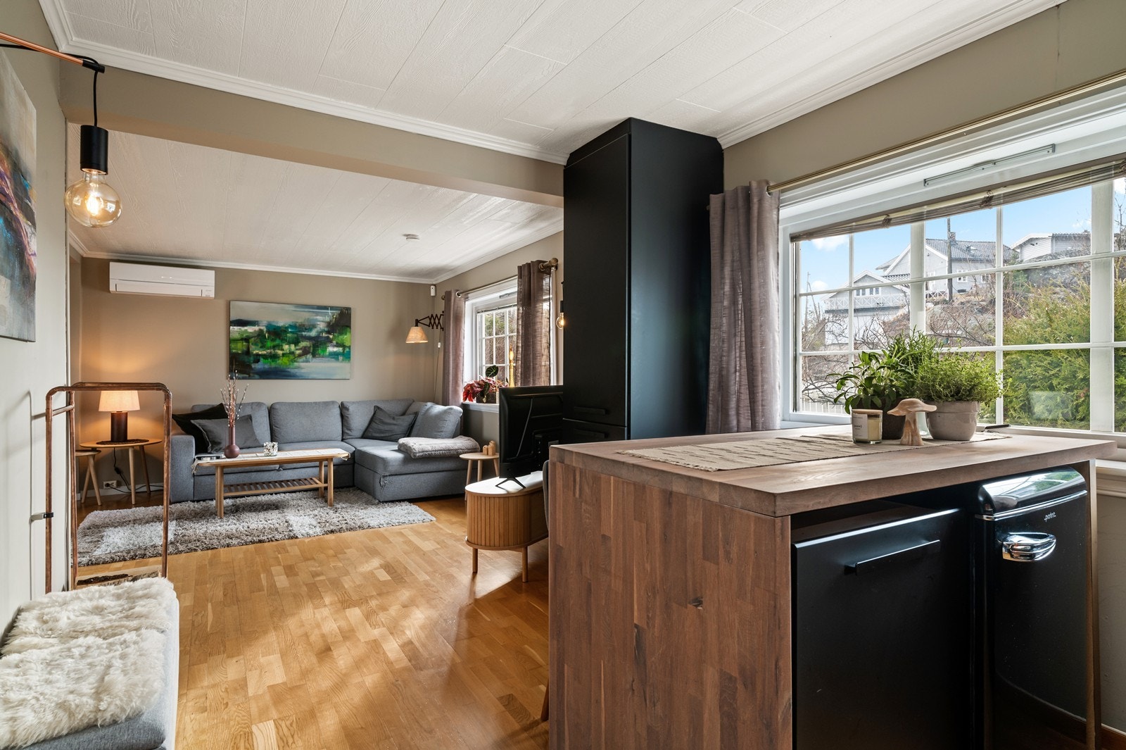 Den åpne løsningen gir en god romfølelse og binder stue og kjøkken sammen Galleribilde