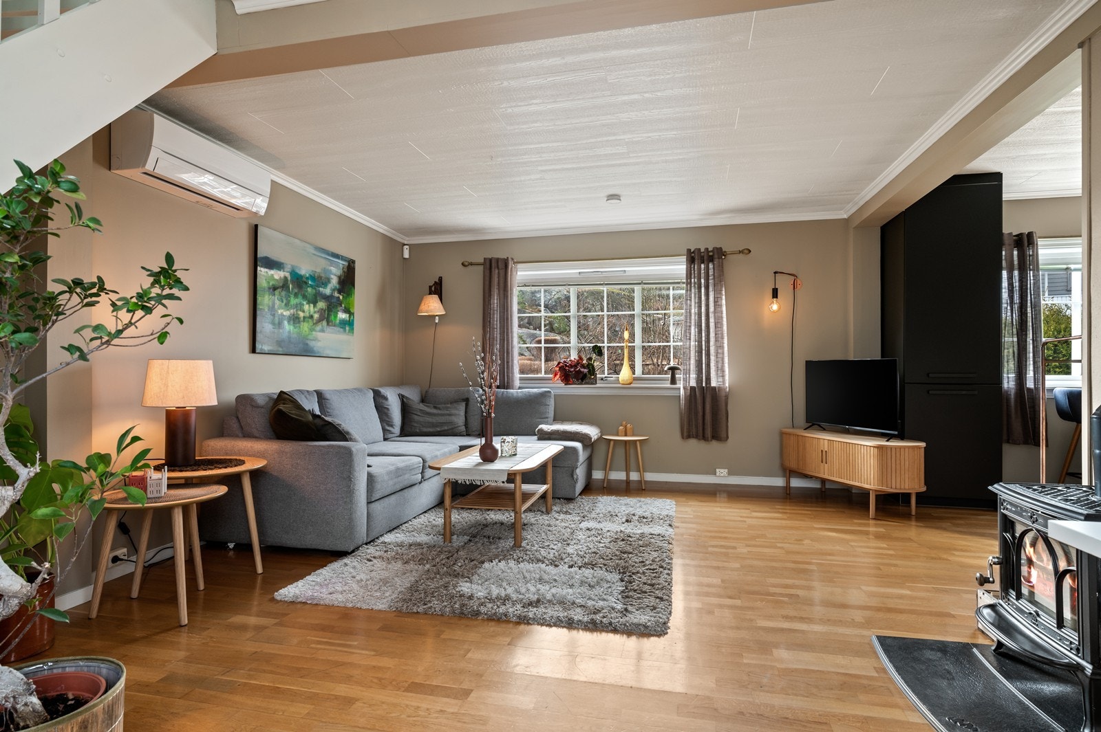 Velkommen inn! I boligens første etasje har man stue, kjøkken, bad og ett soverom Galleribilde