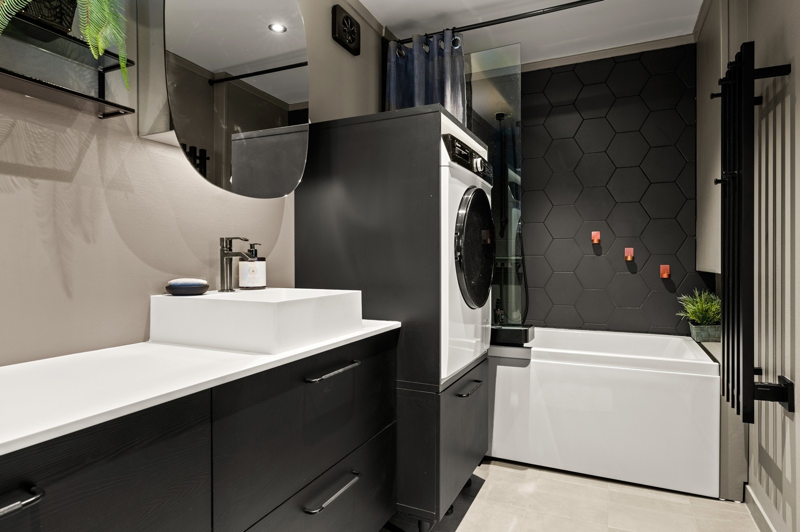 Badet ble renovert i 2021 med flislagte overflater og moderne innredning. Galleribilde