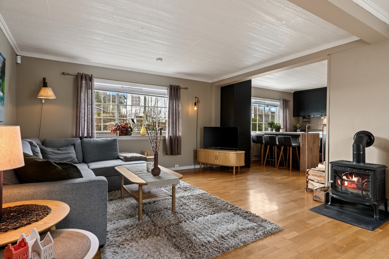 Gjennomgående parkett og malte flater skaper en helhetlig stil i oppholdsrommene Galleribilde