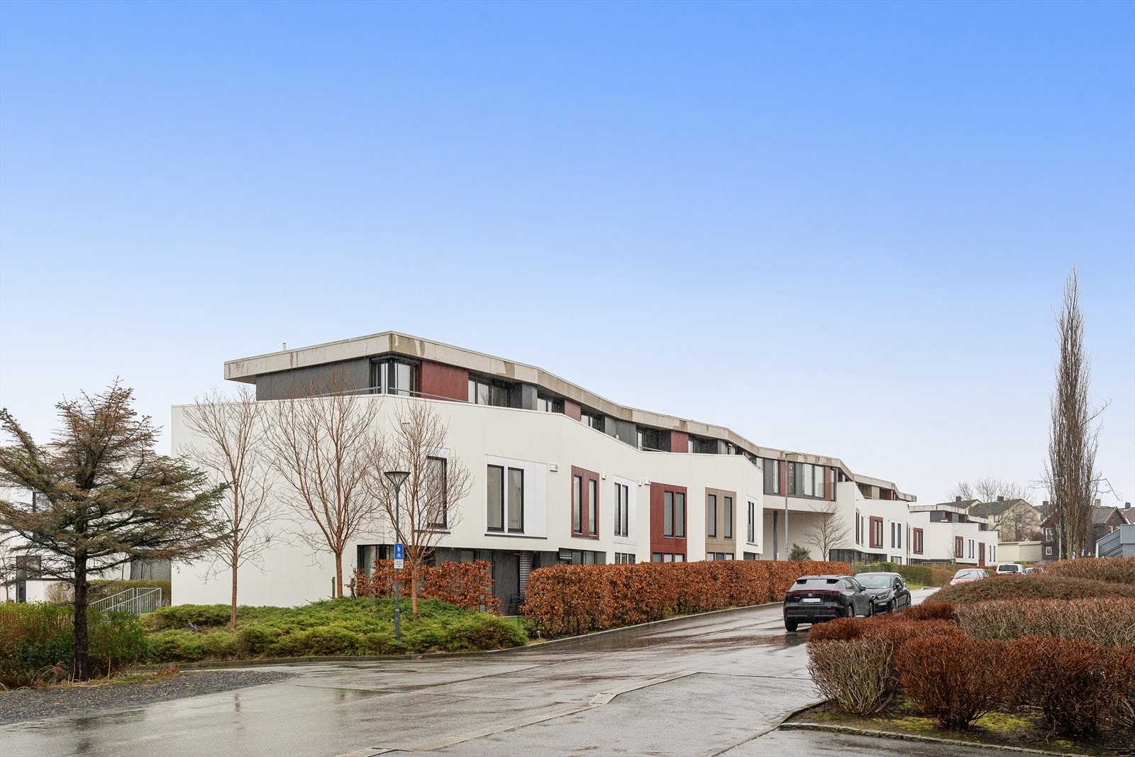 Moderne bebyggelse med arkitektonisk uttrykk og tiltalende fasader i et etablert og rolig boligområde. Galleribilde