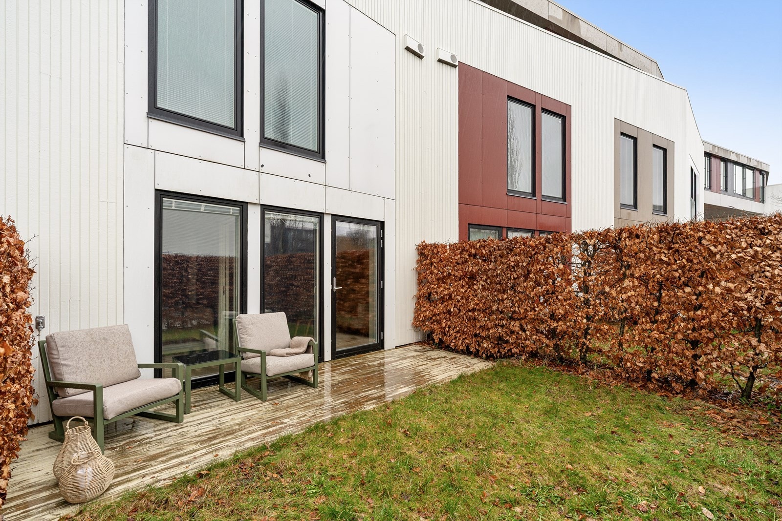 Privat uteplass med terrasse og grøntareal, pent avskjermet og med gode muligheter for avslapning. Galleribilde