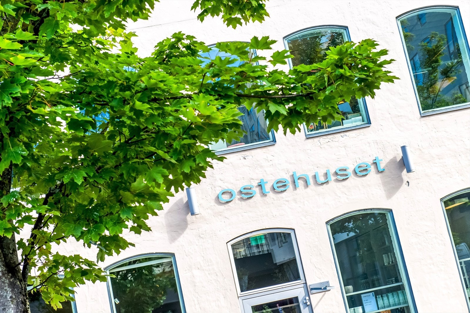 I Østre bydel med kort avstand til leiligheten finner man Tou scene, Ostehuset Øst, Fortou, flere andre spise- og serveringssteder. Galleribilde