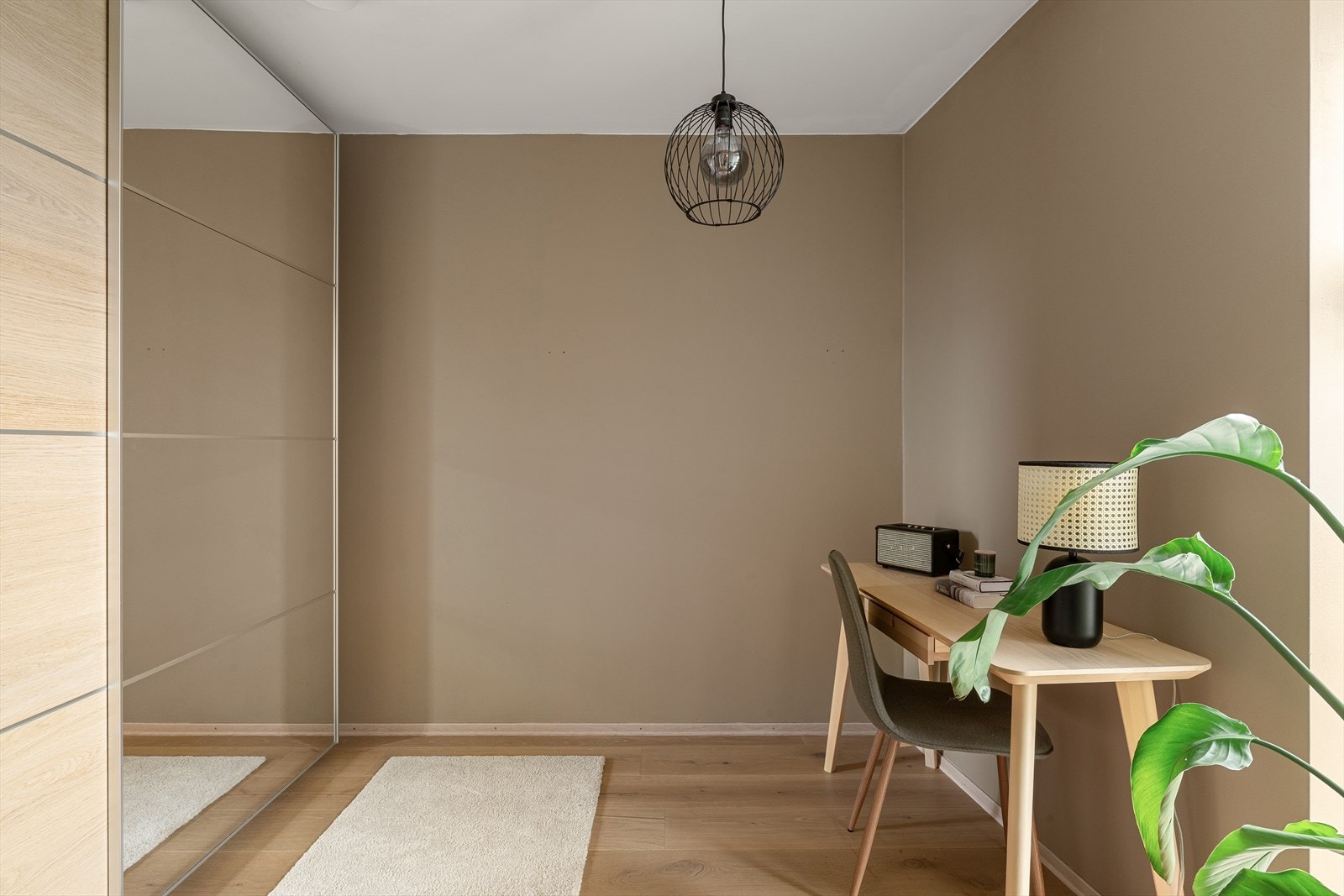 Lyst og anvendelig rom med plass til skrivepult og garderobeløsning. Ideelt som gjesterom, kontor eller barnerom. Galleribilde