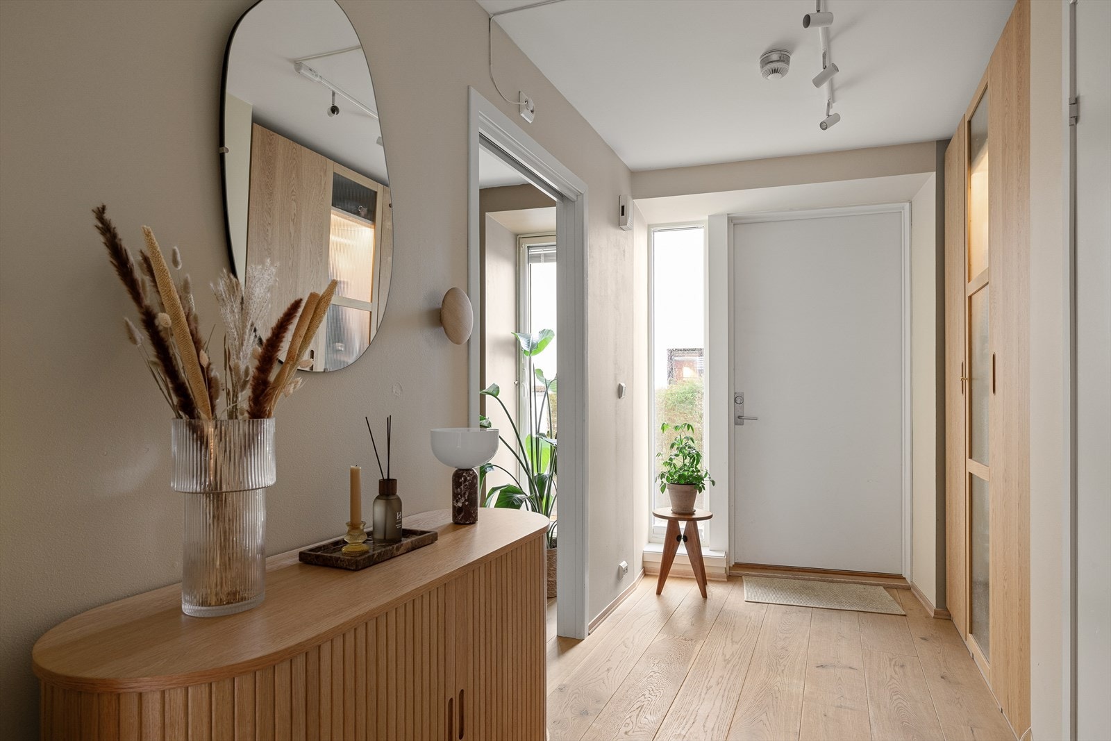 Stilfull gang med gjennomgående materialvalg og naturlig flyt videre inn i boligen. Galleribilde
