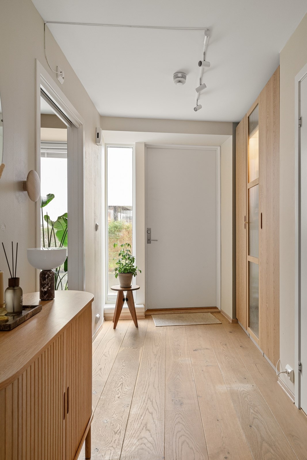 Gode oppbevaringsløsninger og plass til garderobe. Galleribilde