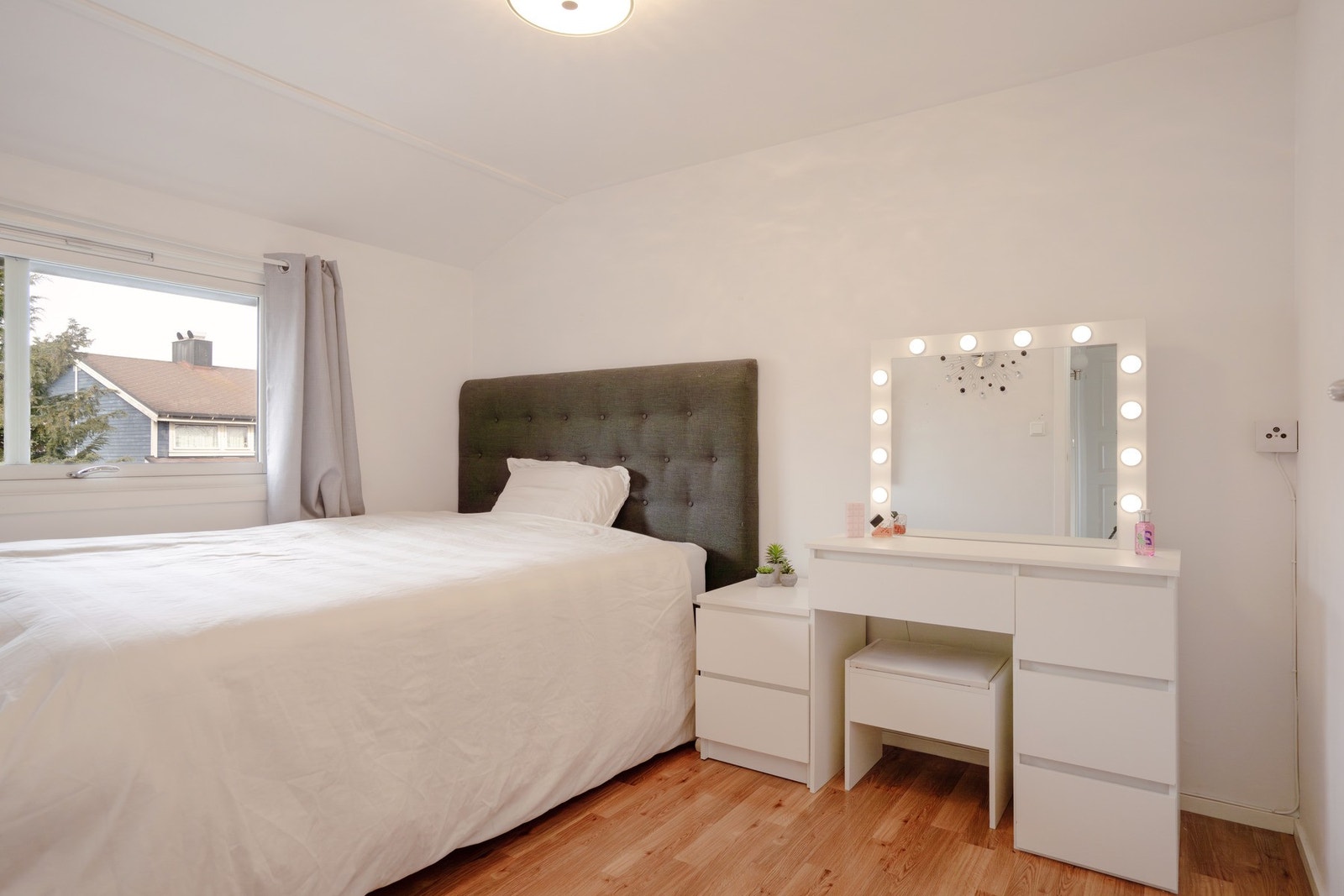 Boligen byr på fire lyse og innbydende soverom, perfekte for familie og gjester. Galleribilde