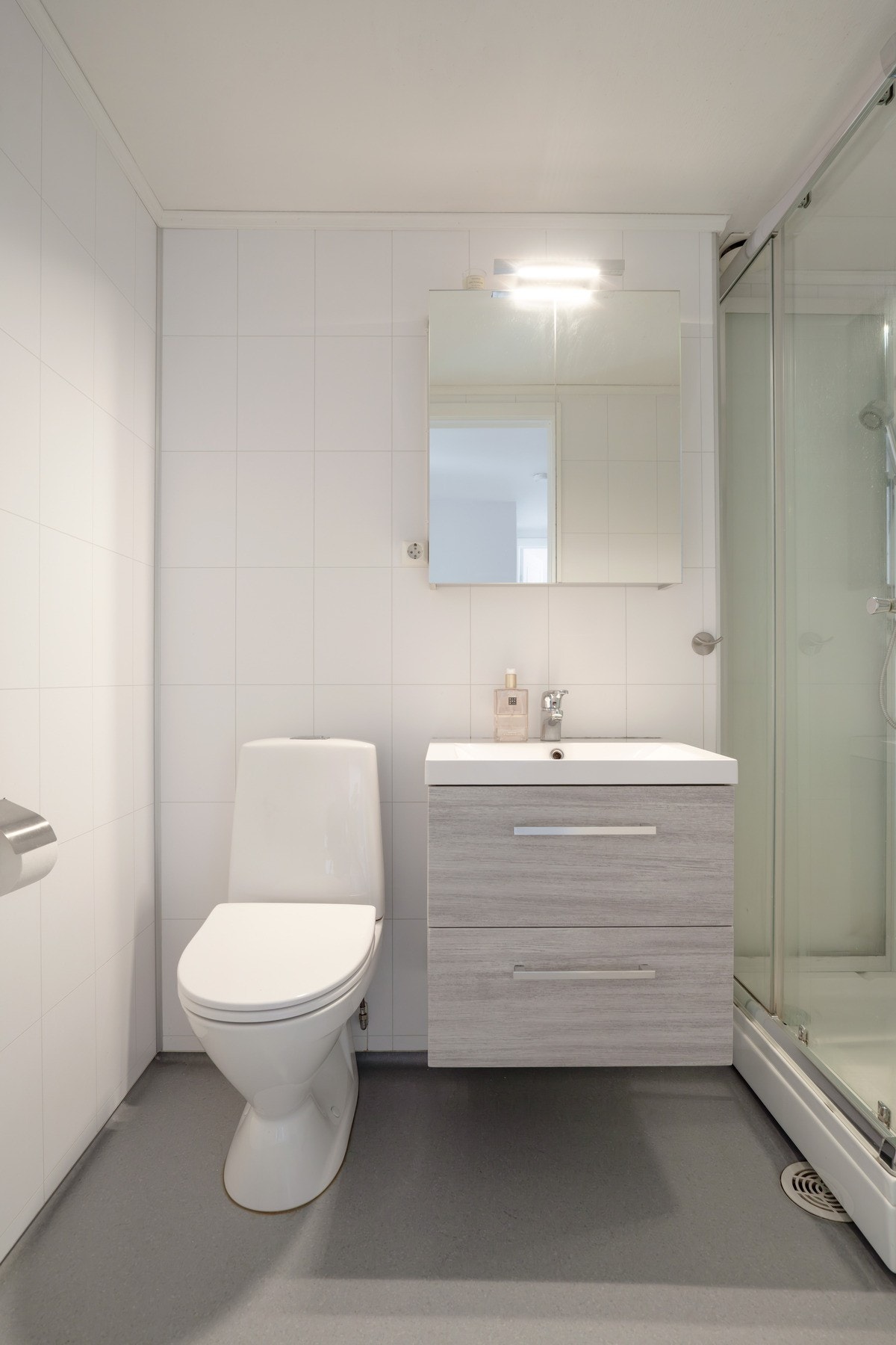 Badet i 2. etasje har vannklosset, servant med skap og dusjkabinett. Galleribilde