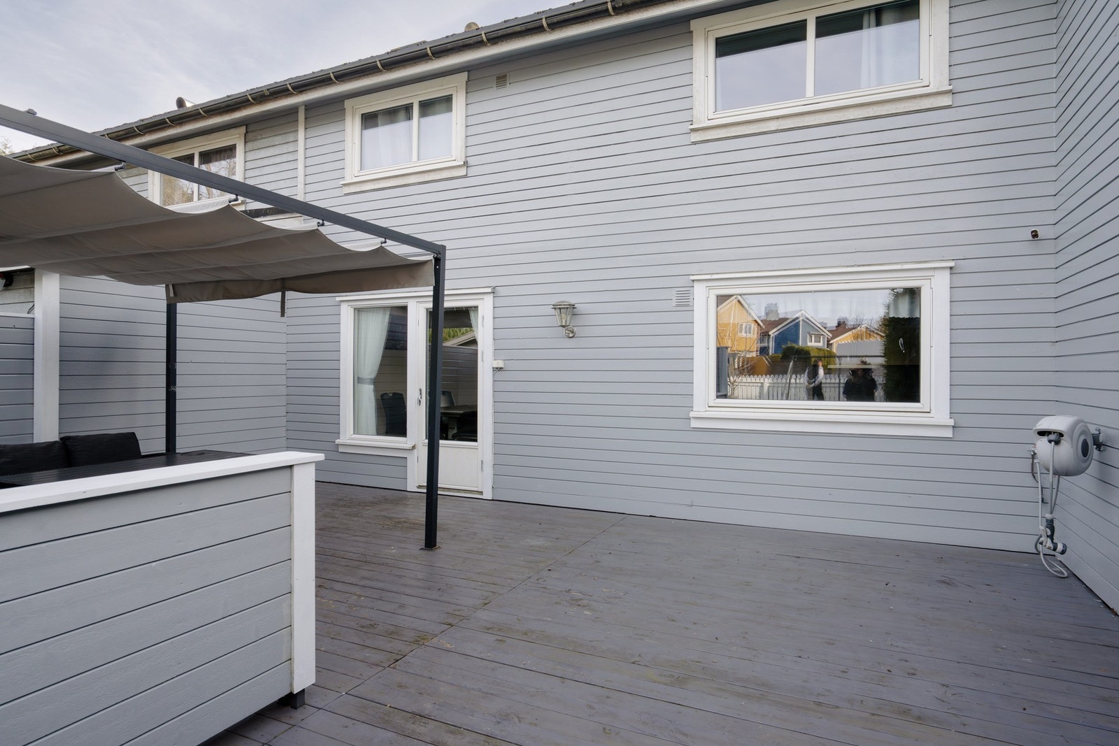Fra spisestuen er det direkte utgang til en terrasse på hele 48 kvm. Galleribilde