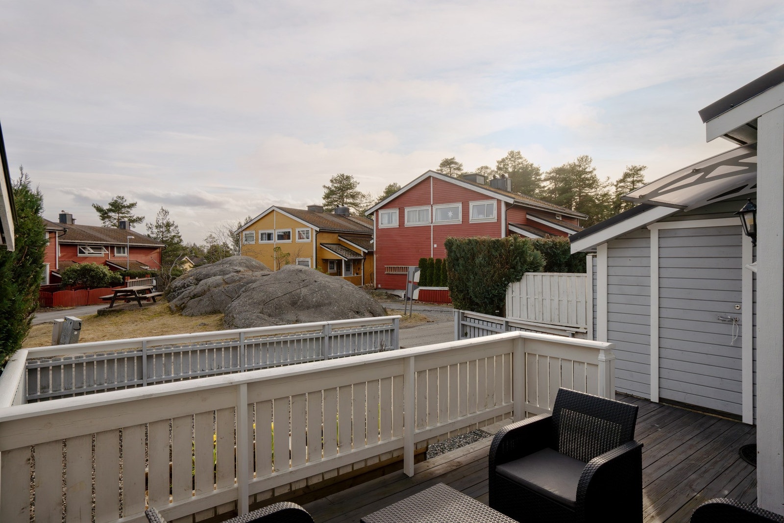 Terrasse ved inngangen med plass til utemøbler og deilig dagssol. Galleribilde